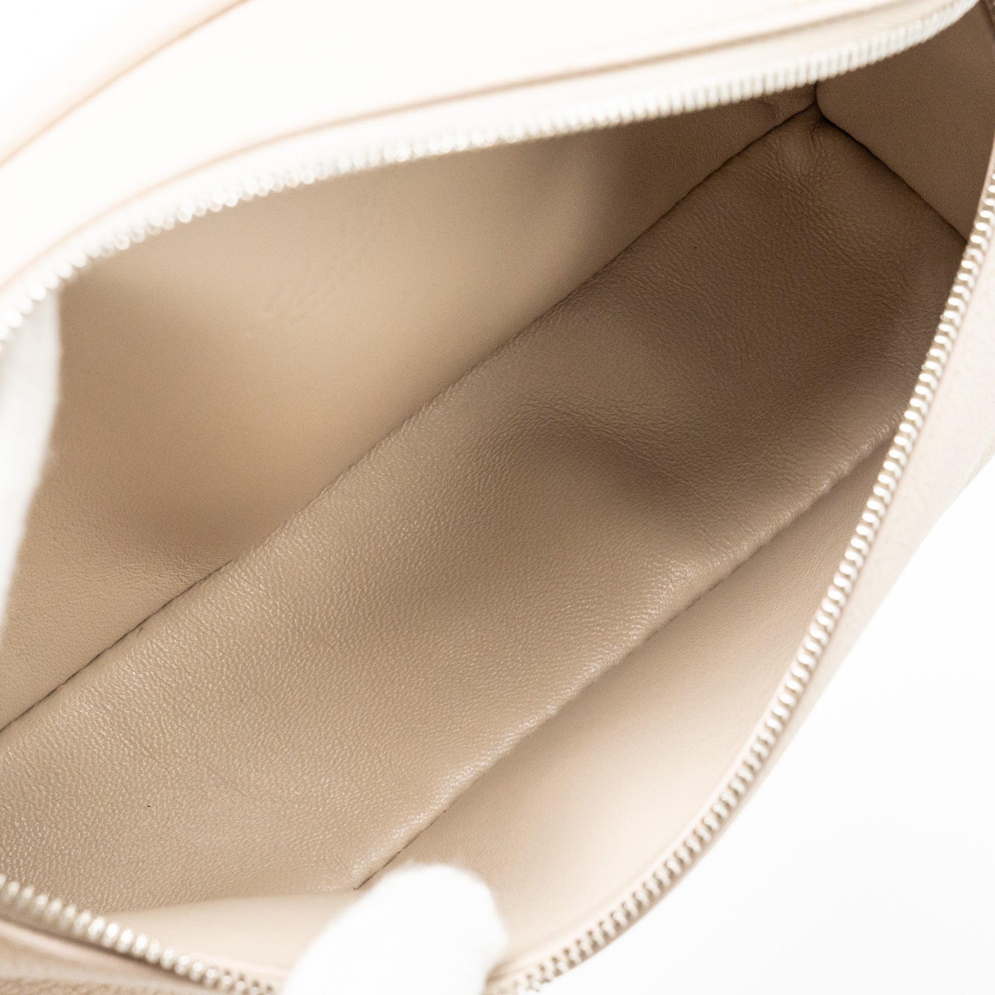 loro-piana-extra-pocket-l19-grained-calfskin-whisper-white-shw