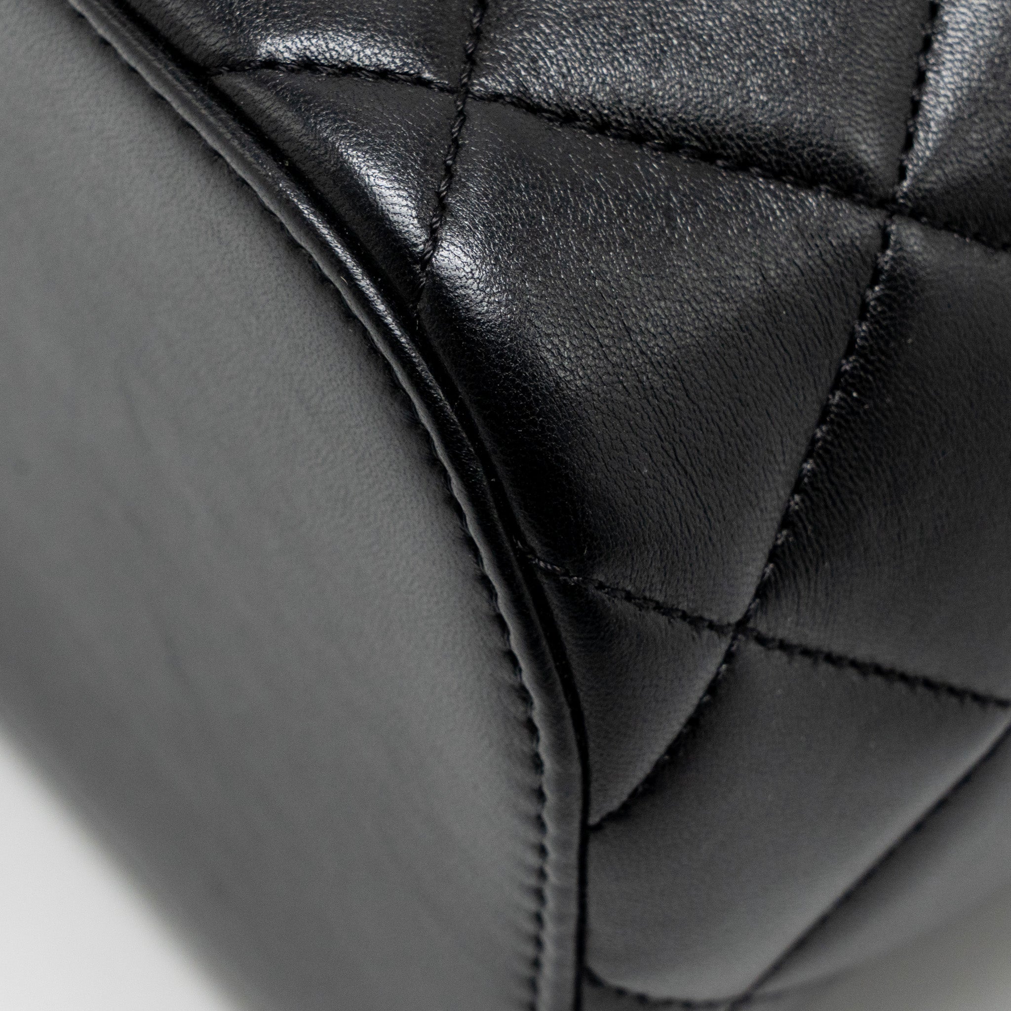 chanel-trendy-cc-round-vanity-case-crossbody-bag-lambskin-black-lghw-1