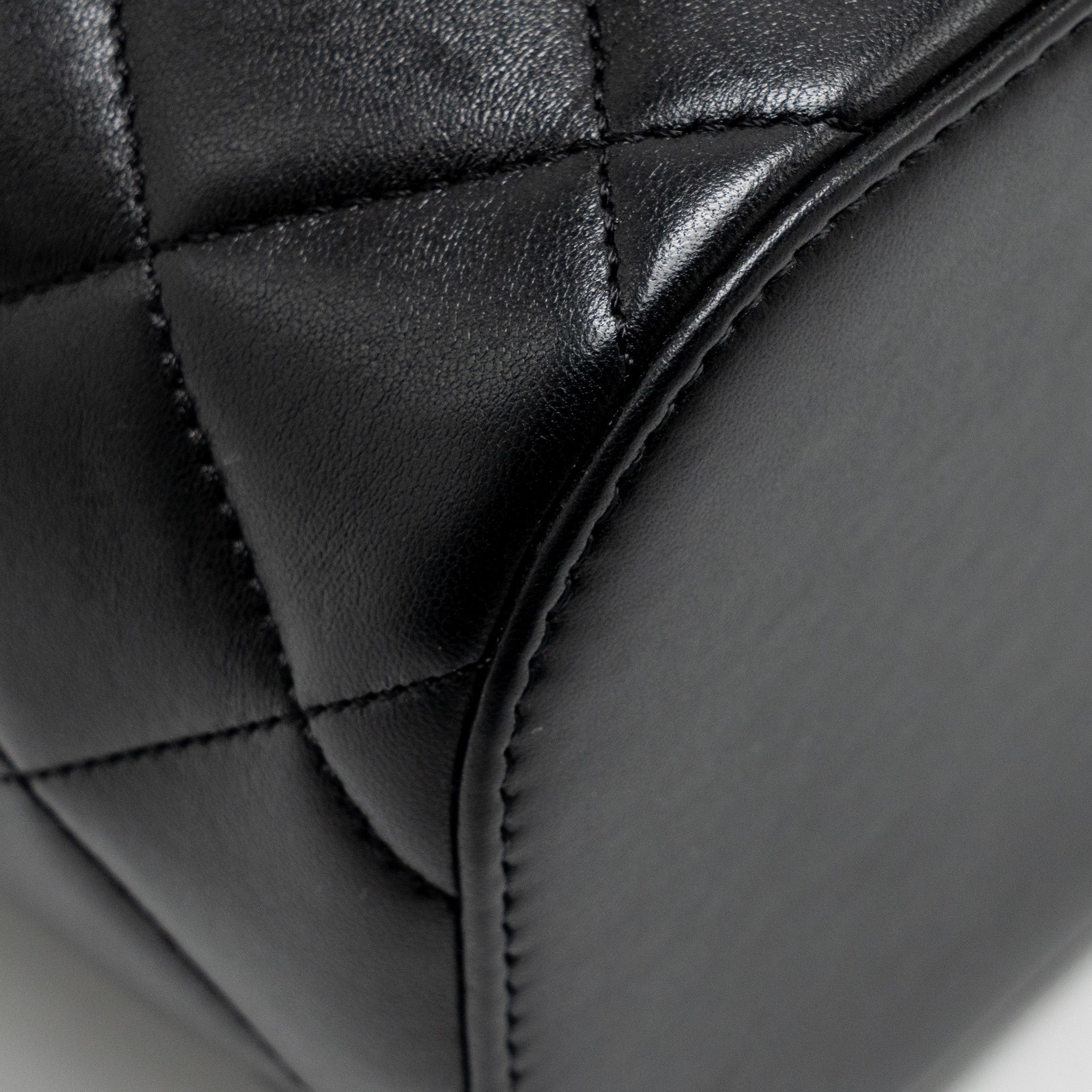 chanel-trendy-cc-round-vanity-case-crossbody-bag-lambskin-black-lghw-1