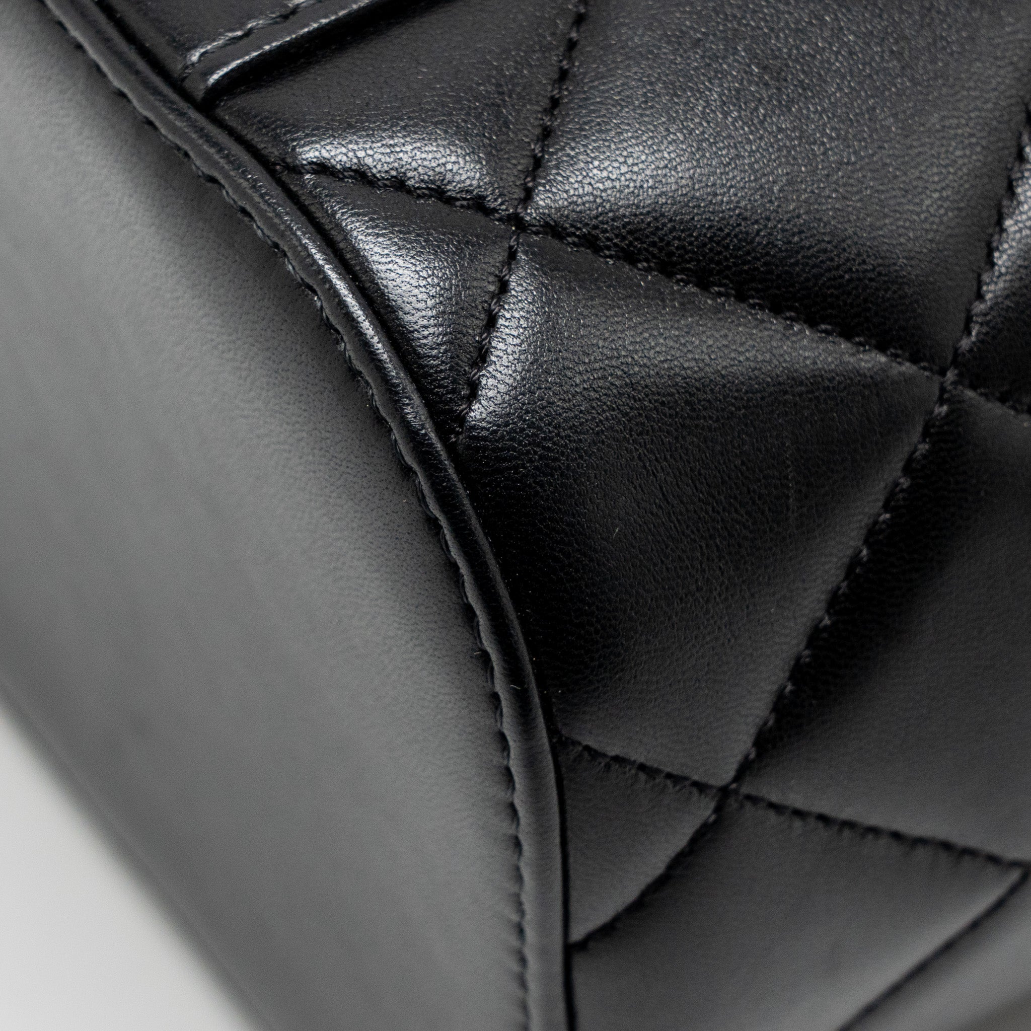 chanel-trendy-cc-round-vanity-case-crossbody-bag-lambskin-black-lghw-1