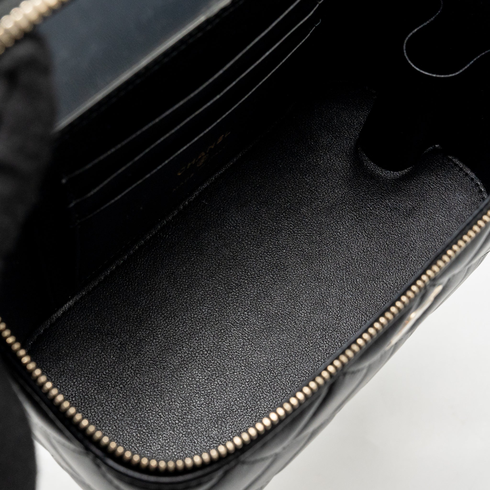 chanel-top-handle-long-vanity-case-with-chain-lambskin-black-lghwmicrochip