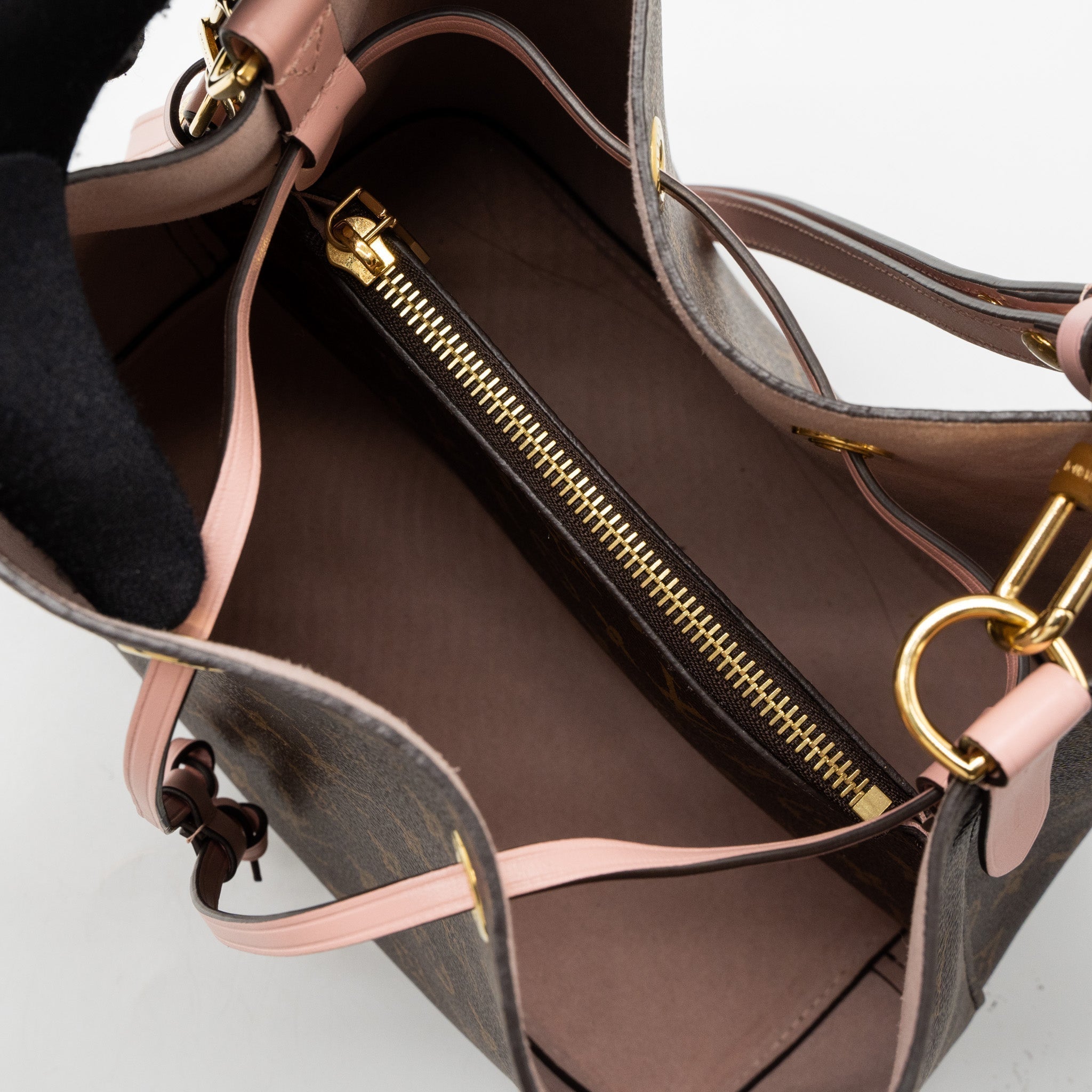 louis-vuitton-neonoe-monogram-canvas-rose-poudre-ghw-new-version