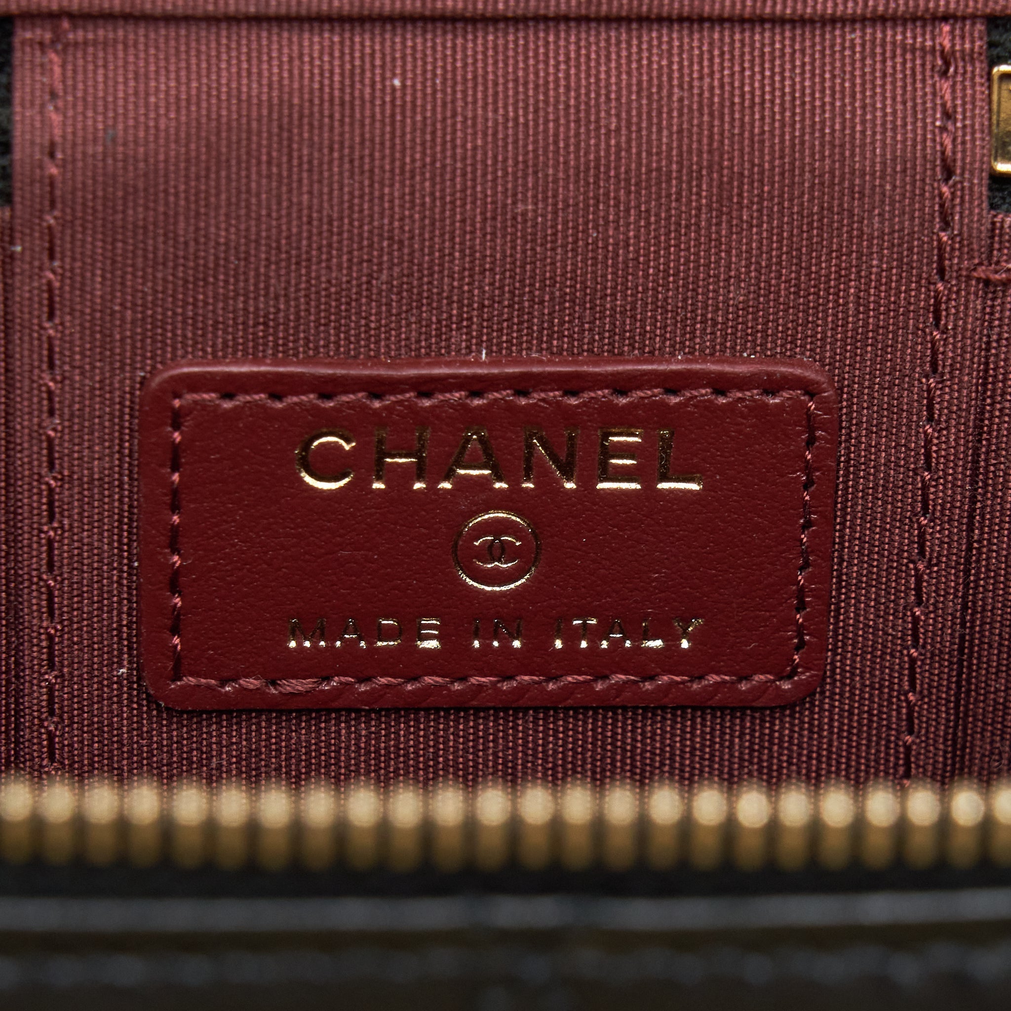 chanel-21a-gold-crush-mini-vanity-case-calfskin-black-ghw-1