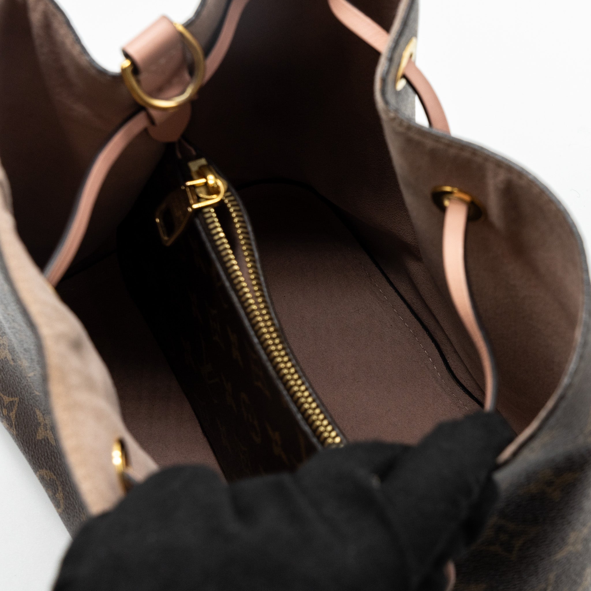 louis-vuitton-neonoe-monogram-canvas-rose-poudre