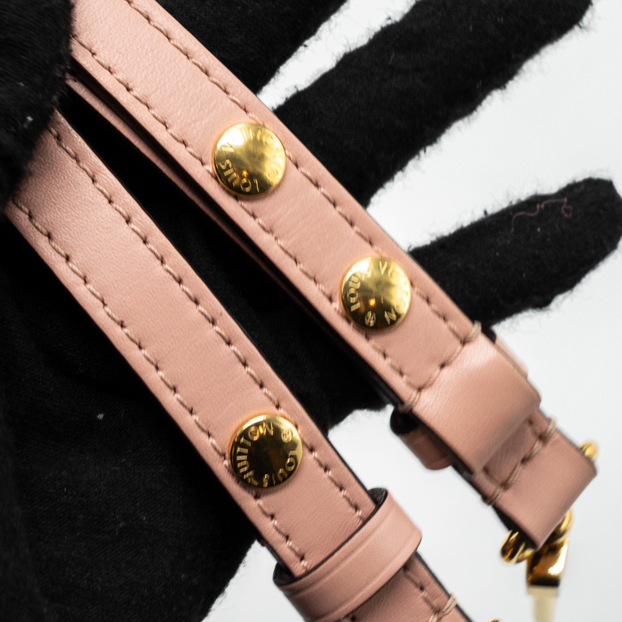 louis-vuitton-neonoe-monogram-canvas-rose-poudre