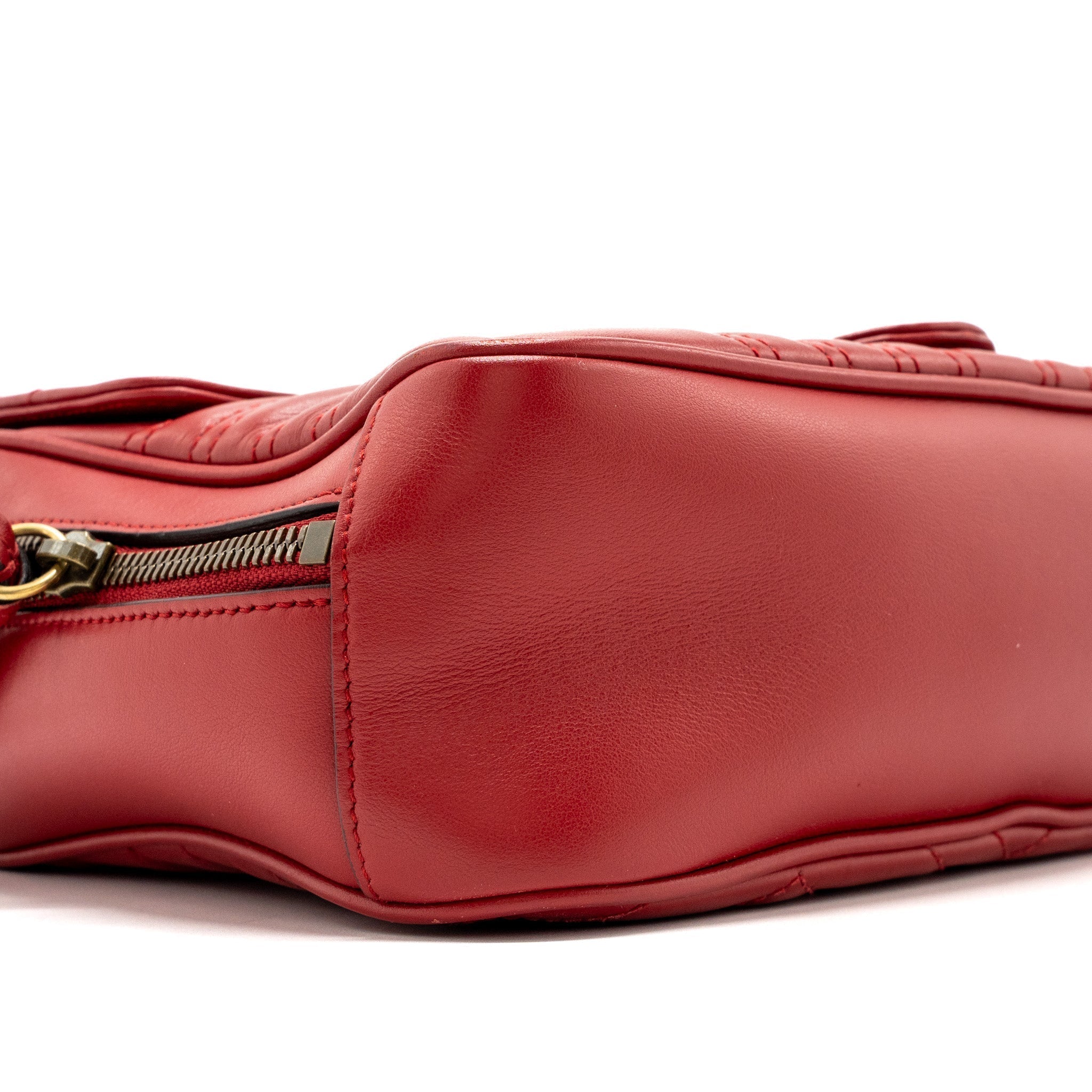 gucci-gg-marmont-matelasse-shoulder-bag-calfskin-red-ghw