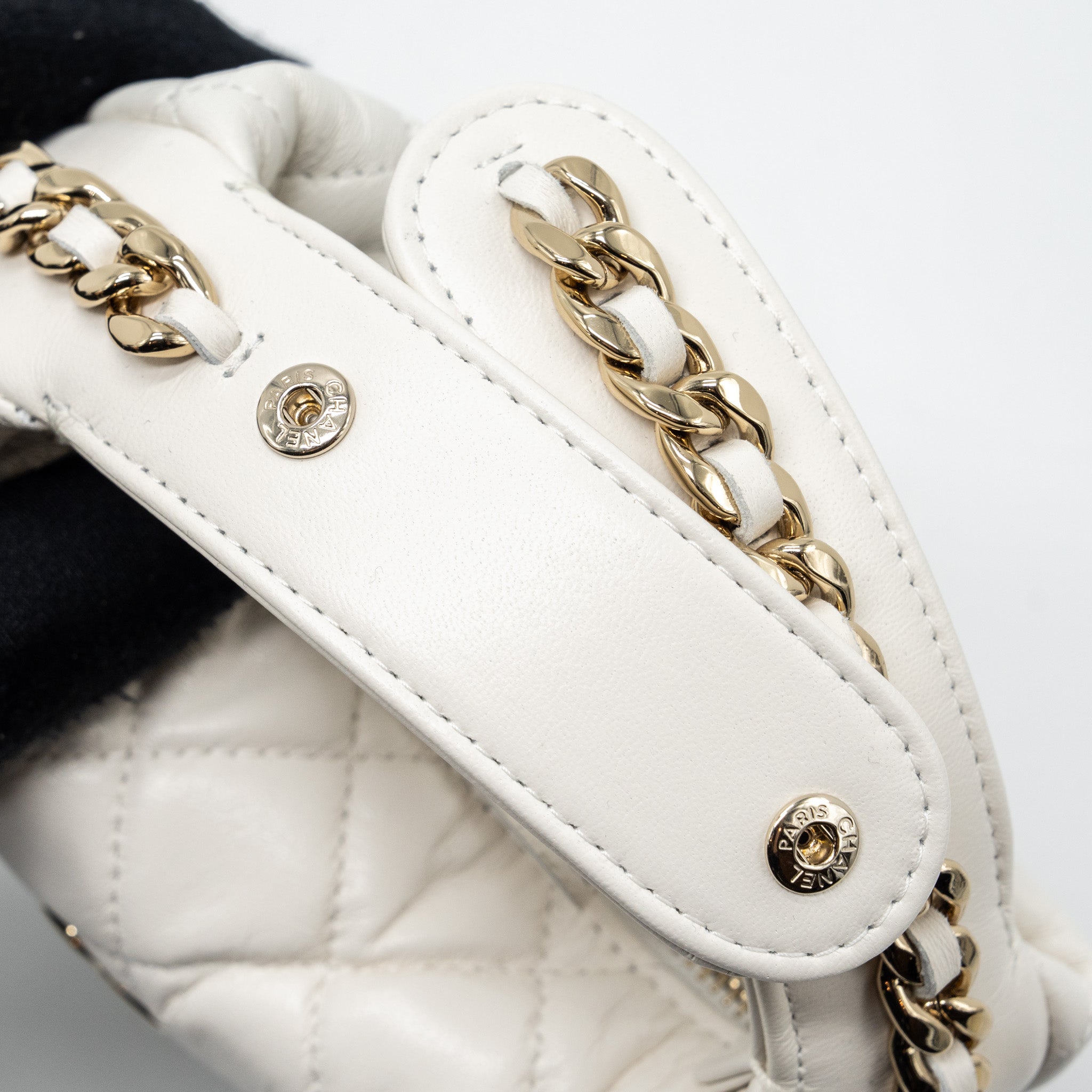 chanel-23c-round-clutch-lambskin-white-lghw-microchip