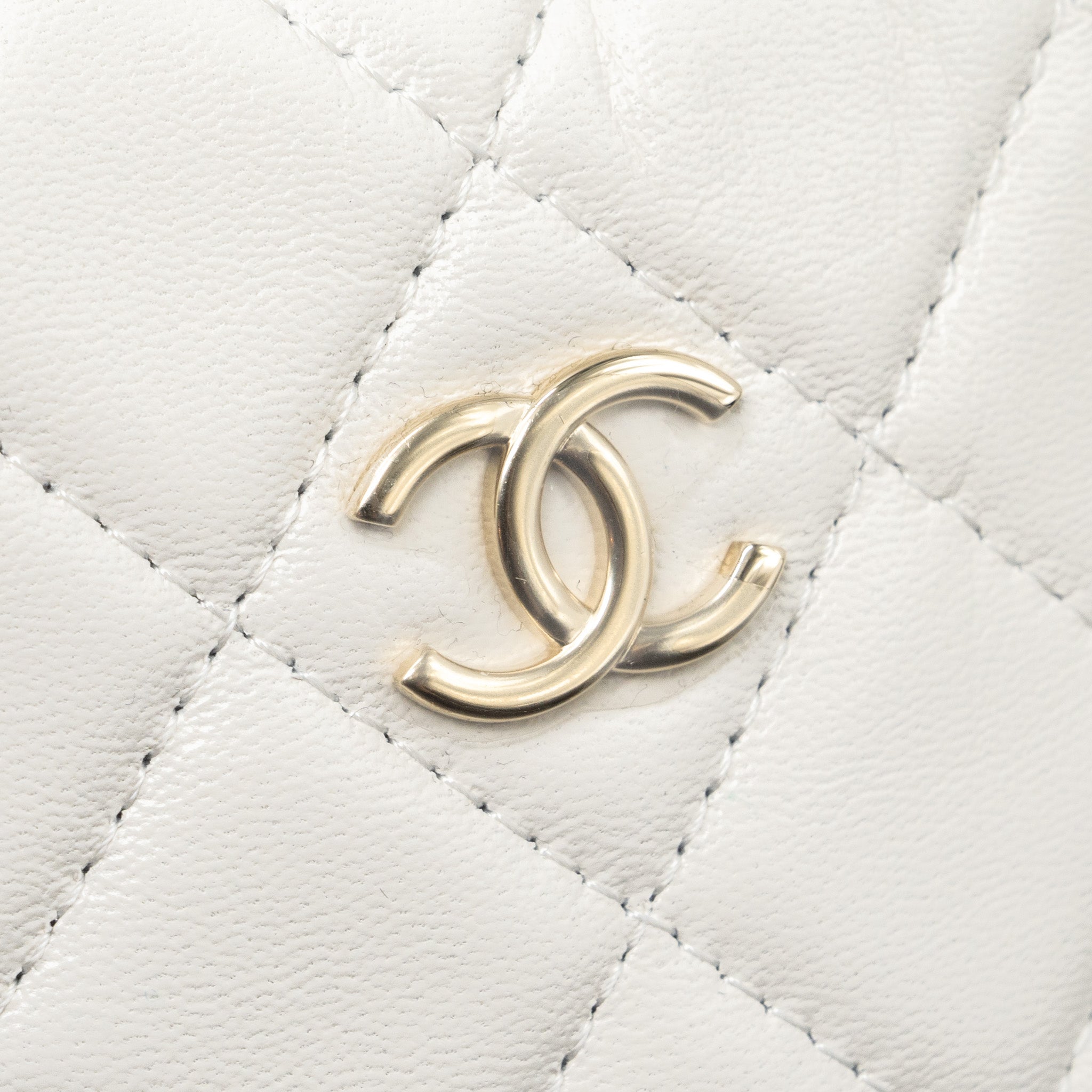 chanel-23c-round-clutch-lambskin-white-lghw-microchip