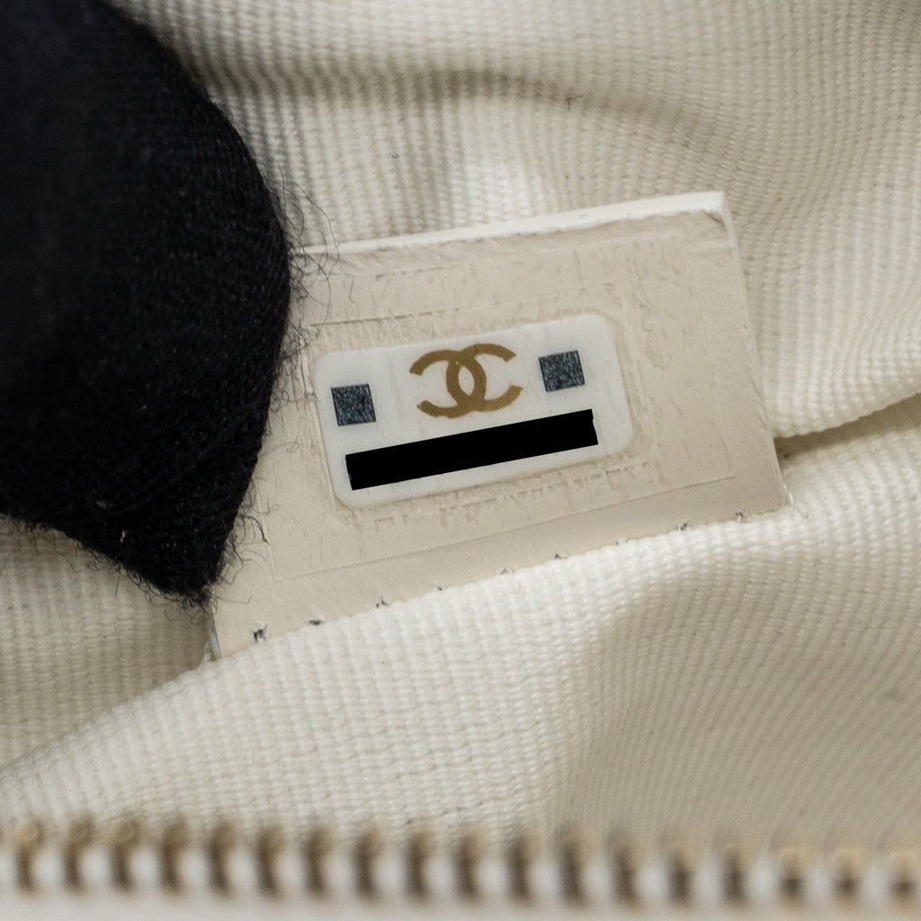 chanel-23c-round-clutch-lambskin-white-lghw-microchip