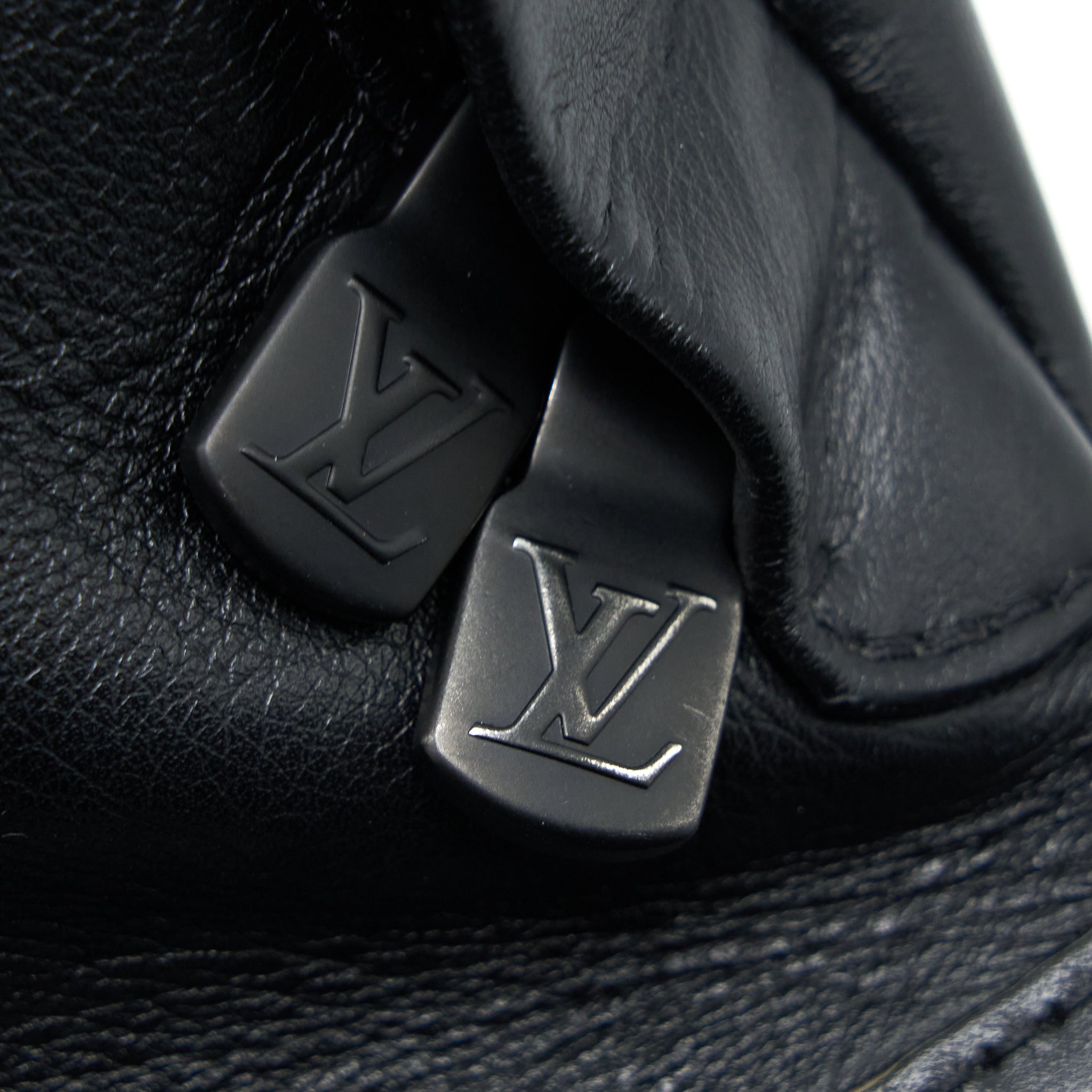 louis-vuitton-discovery-bumbag-pm-monogram-shadow-calfskin-black-with-black-hardware