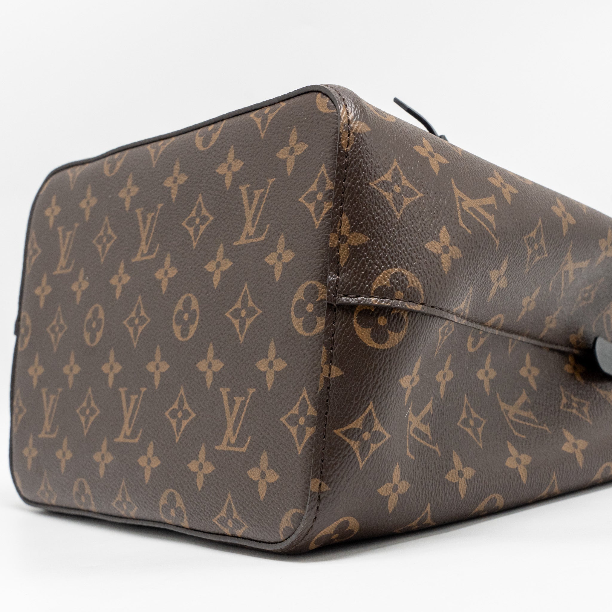 louis-vuitton-neo-noe-monogram-canvas-black-ghw-4