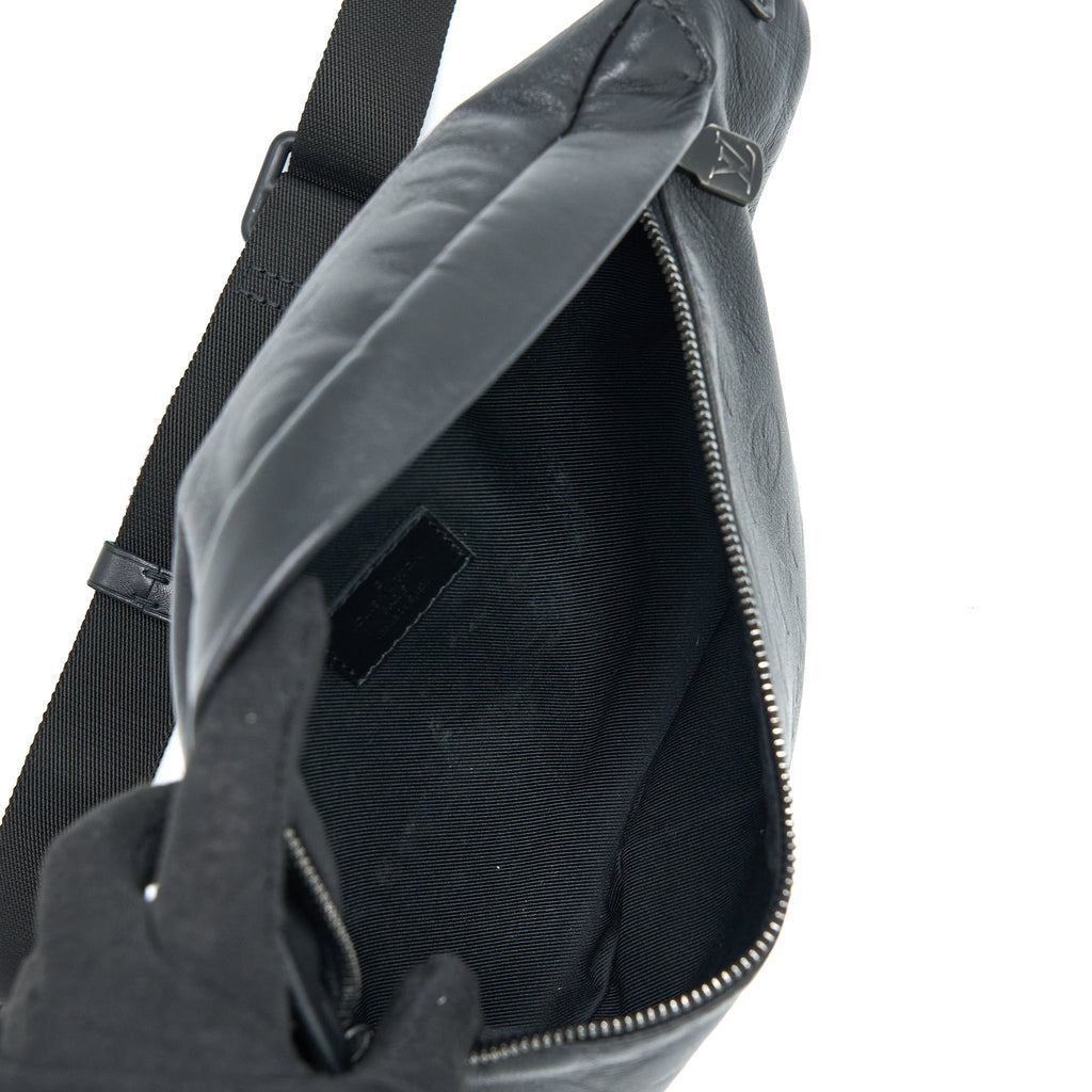 louis-vuitton-discovery-bumbag-pm-monogram-shadow-calfskin-black-with-black-hardware