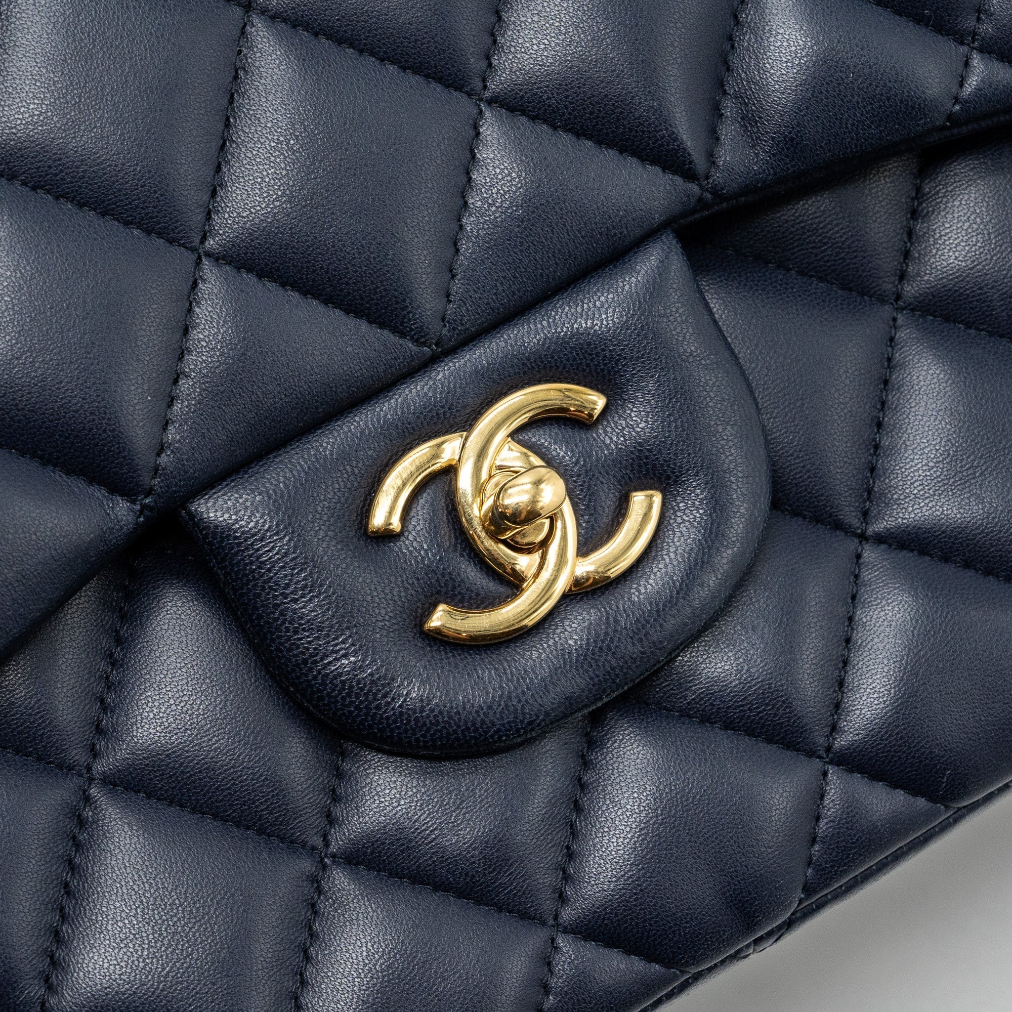 chanel-jumbo-classic-double-flap-lambskin-navy-ghw