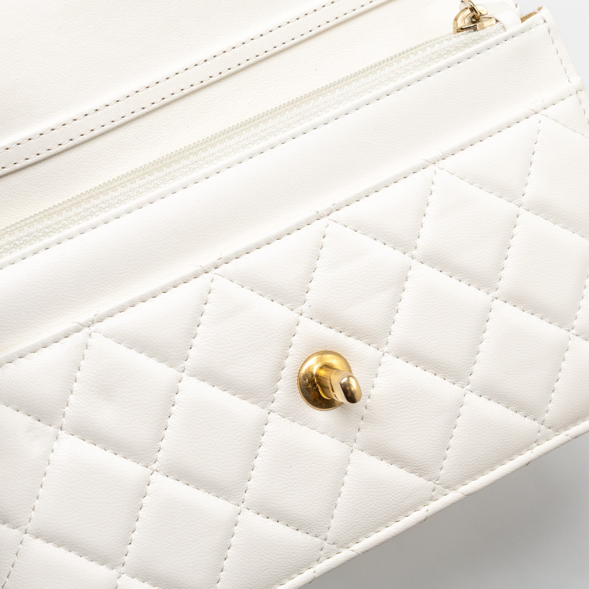 chanel-pearl-crush-wallet-on-chain-lambskin-white-ghw-microchip-4