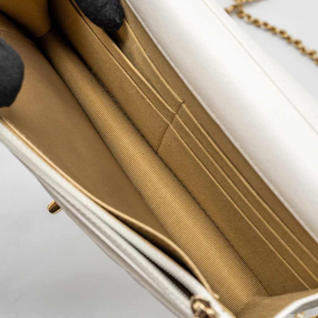 chanel-pearl-crush-wallet-on-chain-lambskin-white-ghw-microchip-4