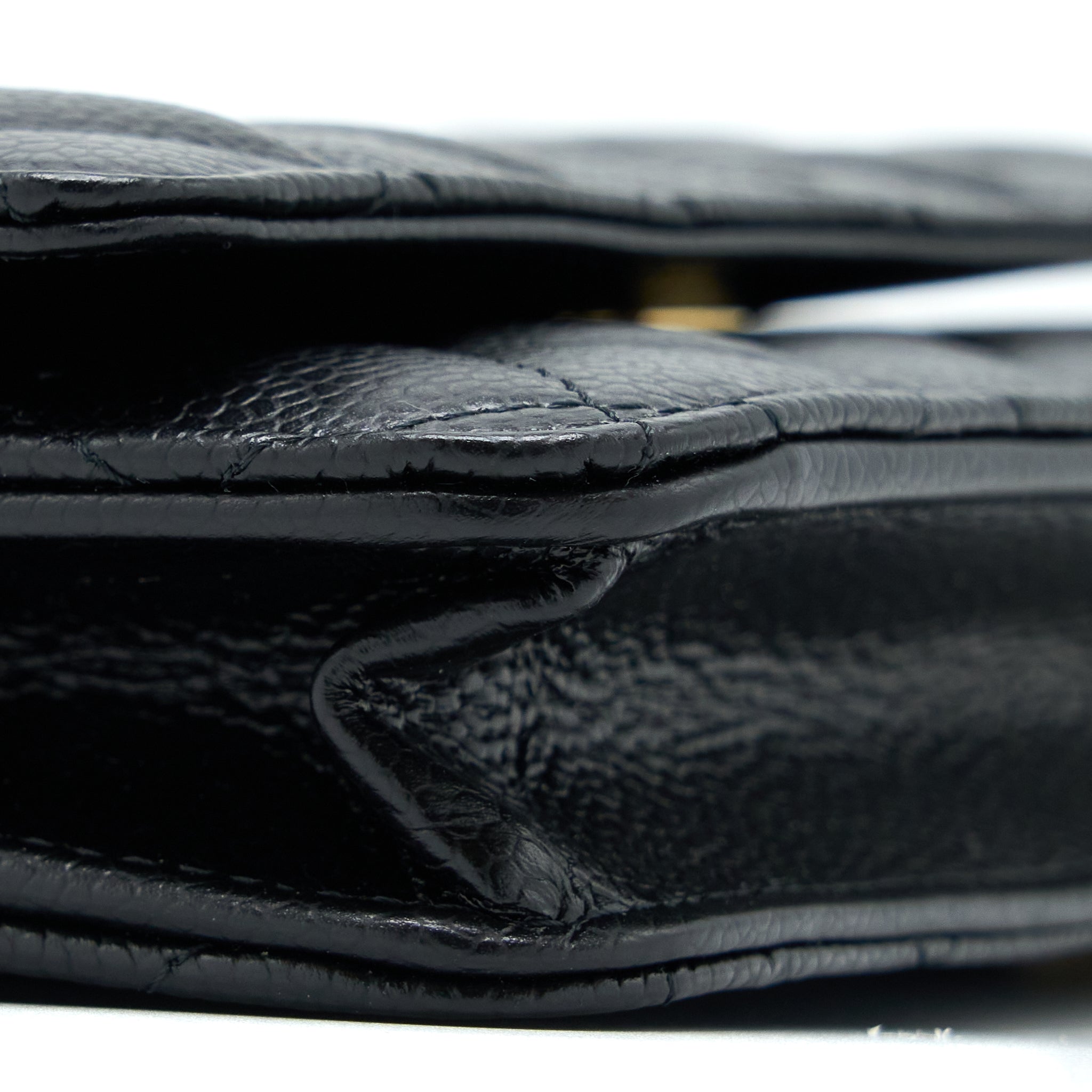 chanel-classic-wallet-on-chain-caviar-black-ghwmicrochip