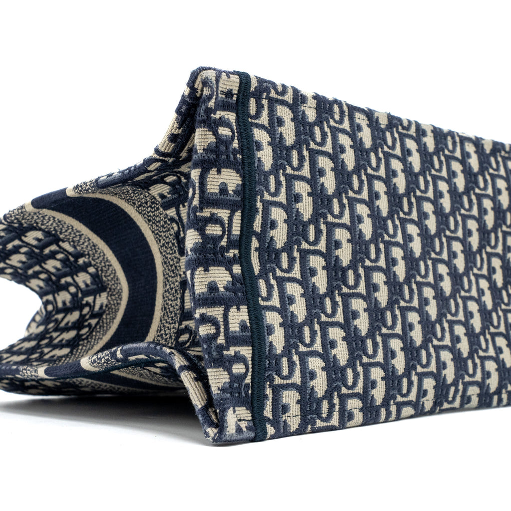 dior-medium-book-tote-blue-dior-oblique-embroidery-2