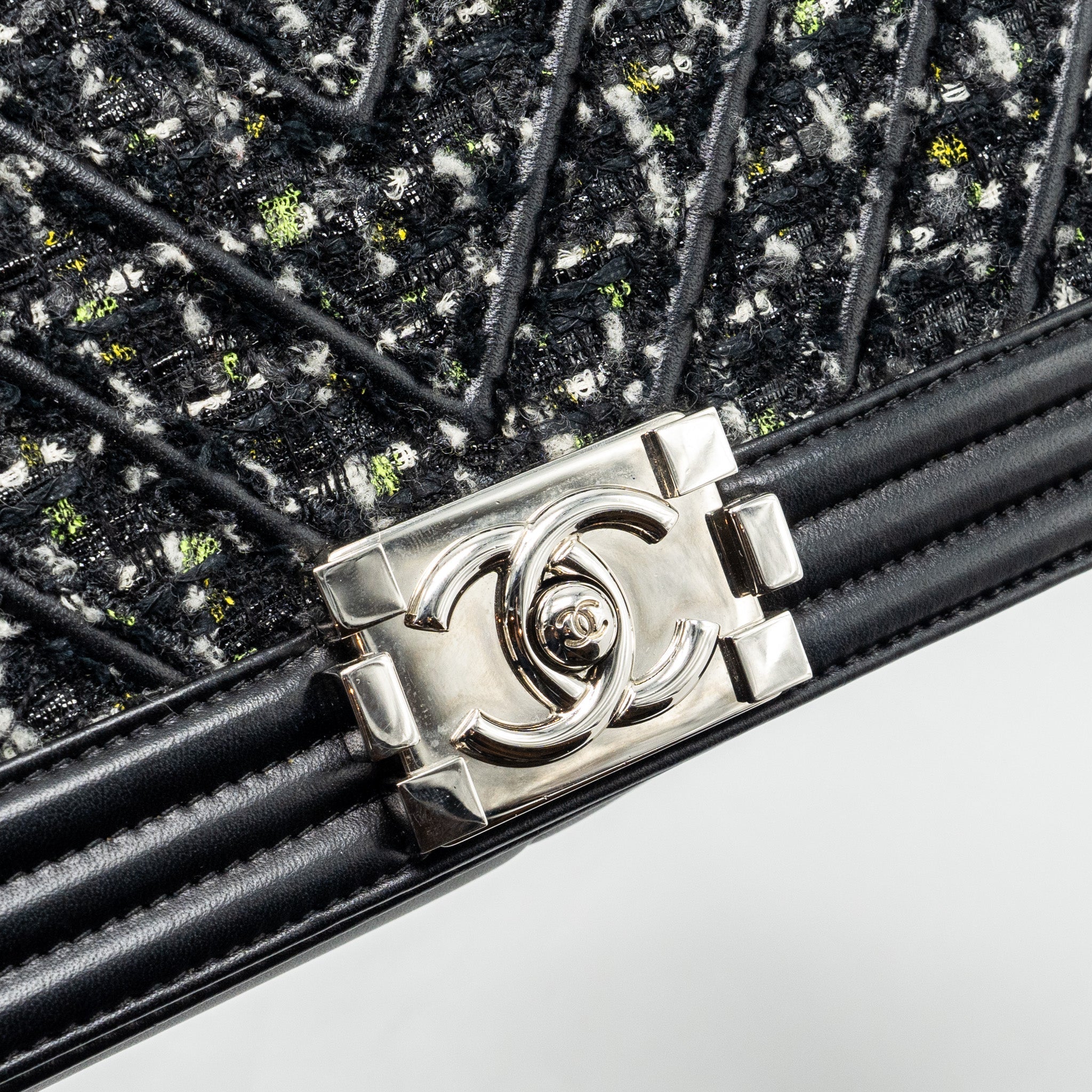 chanel-medium-boy-bag-tweed-calfskin-multicolour-shw