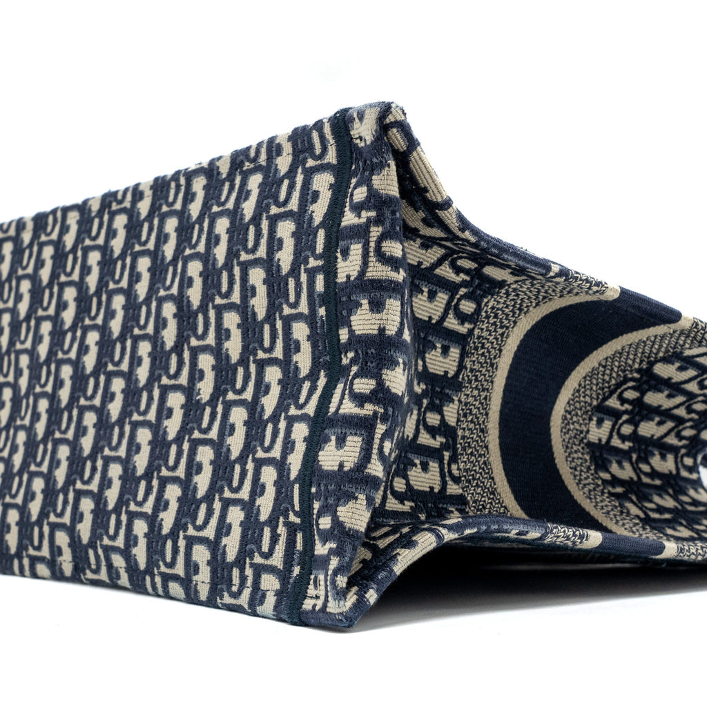 dior-medium-book-tote-blue-dior-oblique-embroidery-2