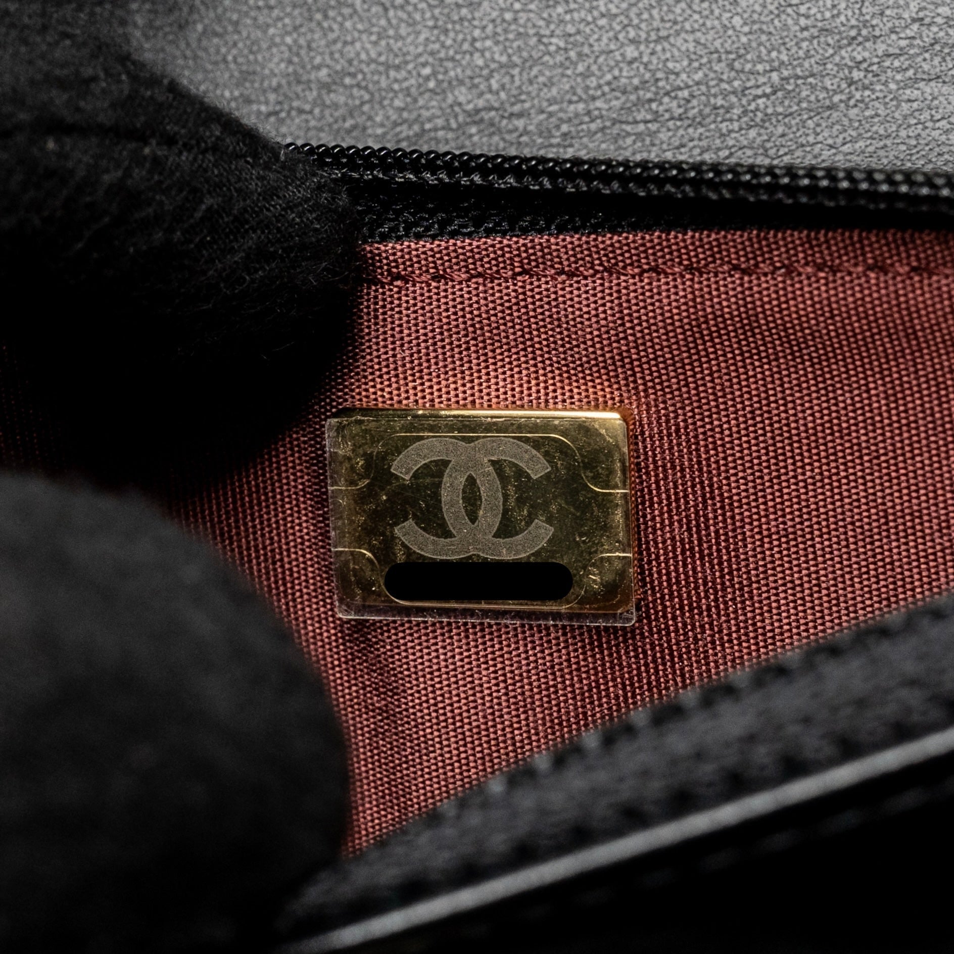 chanel-gold-crush-wallet-on-chain-calfskin-black-ghw-microchip