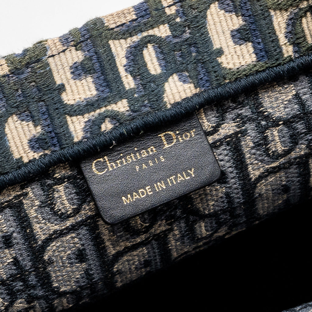 dior-medium-book-tote-dior-oblique-embroidery-blue-1