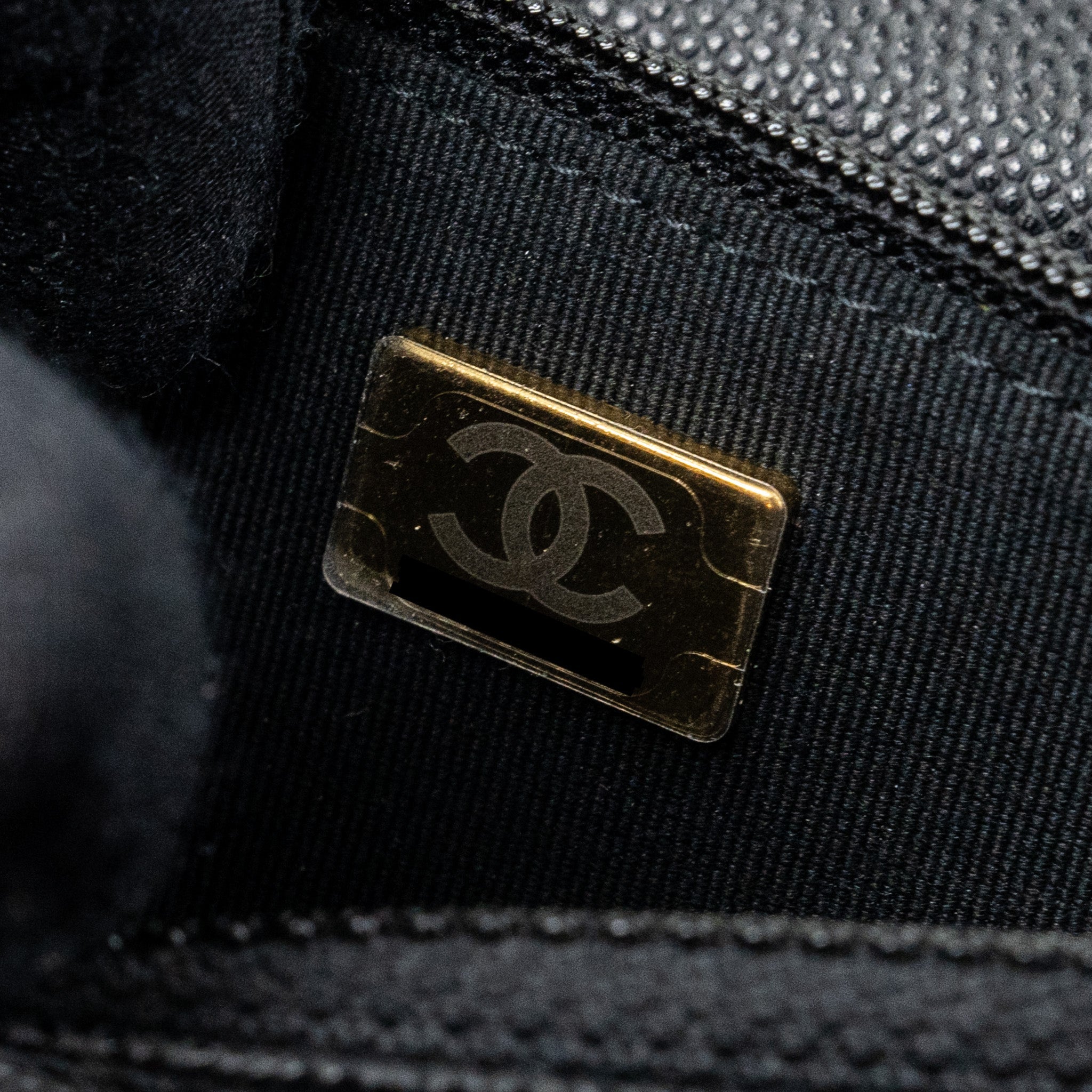 chanel-detailed-logo-wallet-on-chain-black-caviar-lghw-microchip