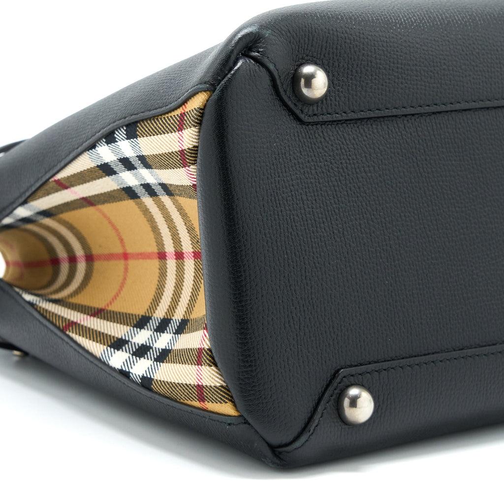 burberry-the-medium-banner-bag-calfskin-black-multicolour-shw