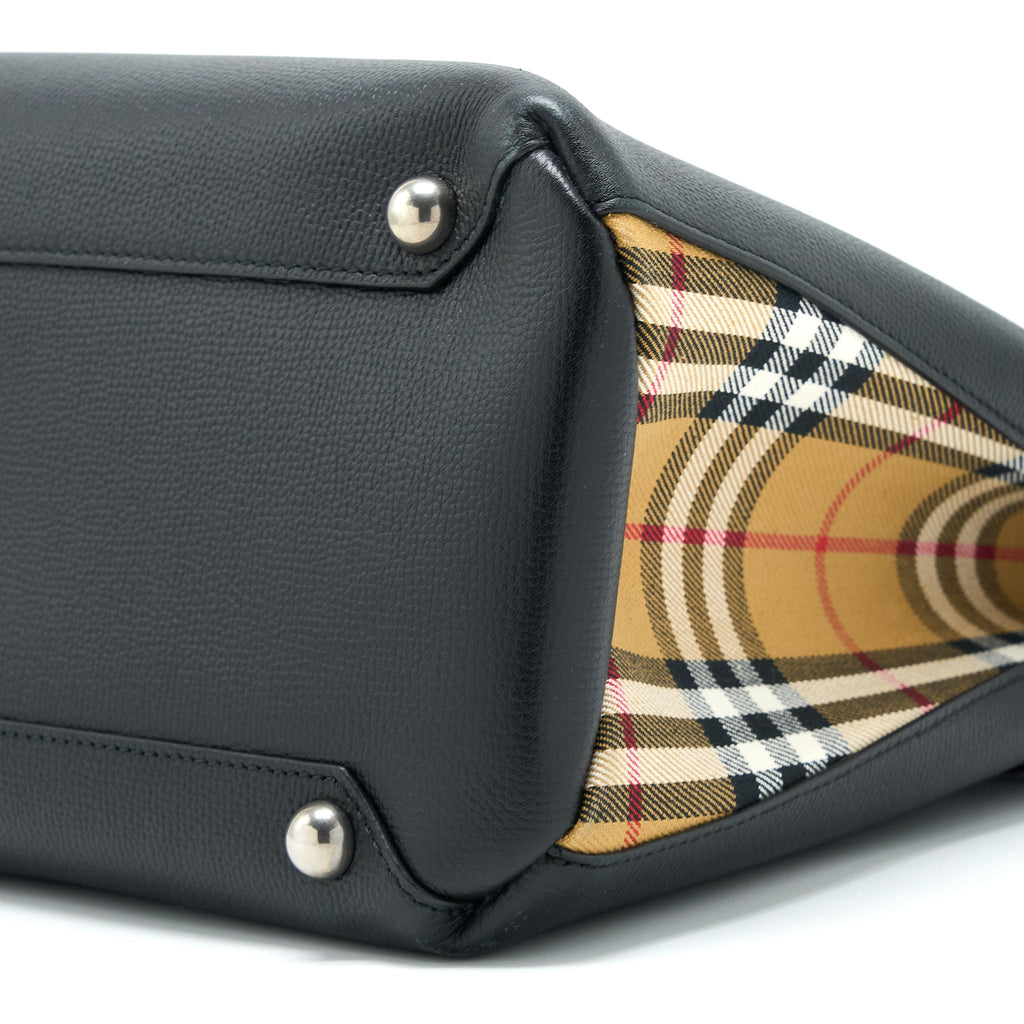 burberry-the-medium-banner-bag-calfskin-black-multicolour-shw