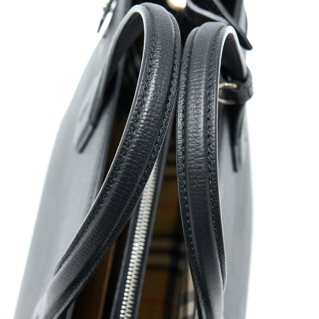 burberry-the-medium-banner-bag-calfskin-black-multicolour-shw
