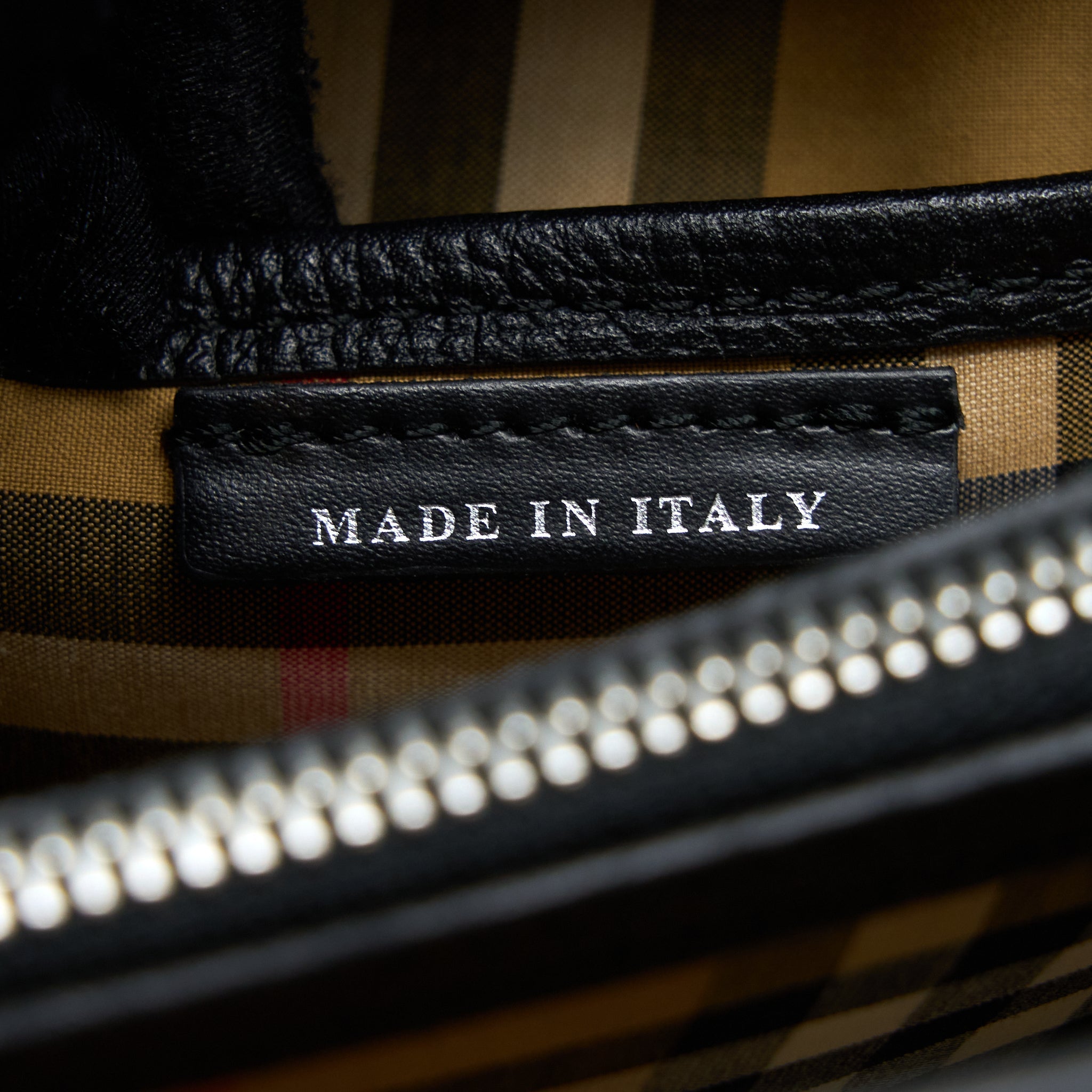 burberry-the-medium-banner-bag-calfskin-black-multicolour-shw