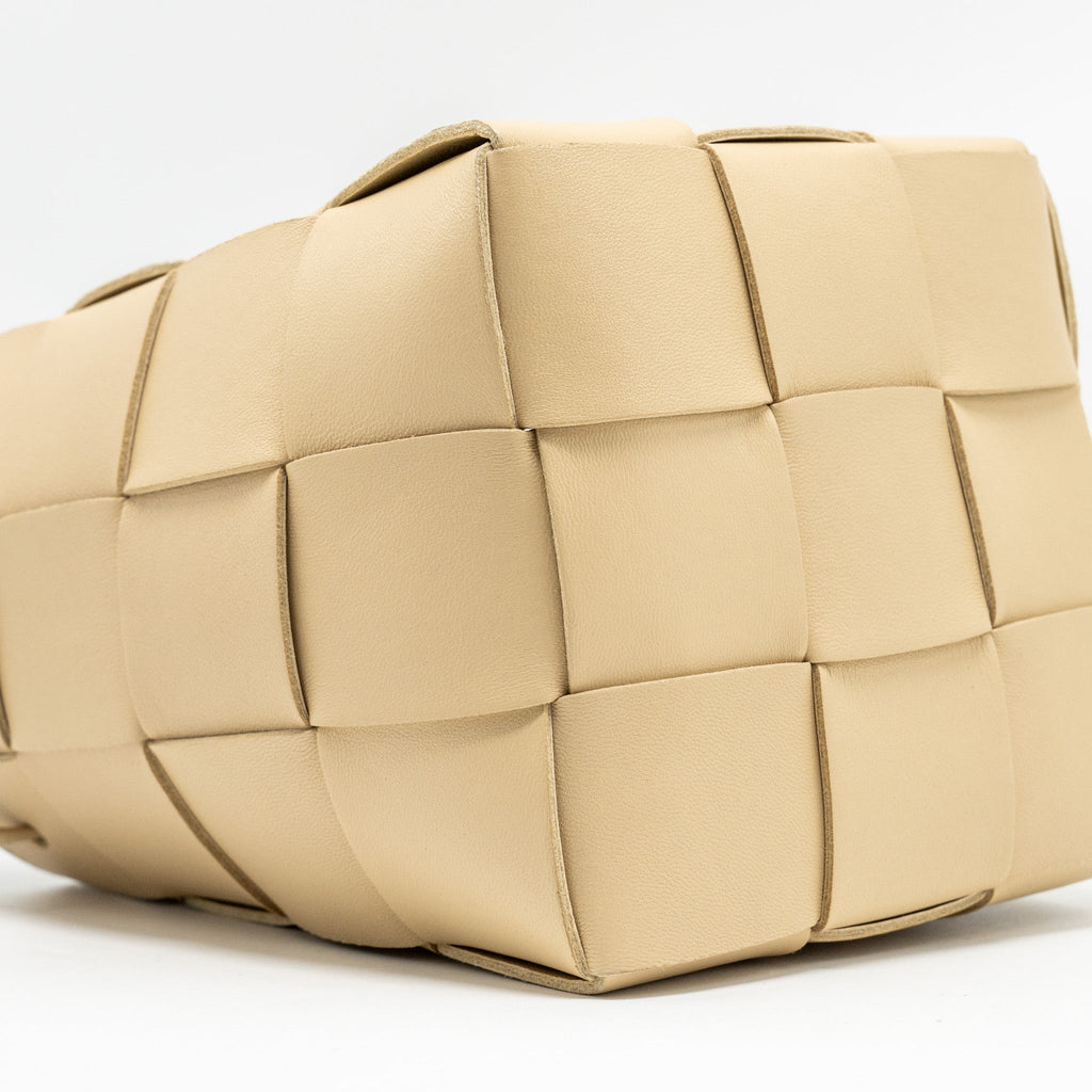 bottega-veneta-small-cassette-bucket-bag-lambskin-beige-copy