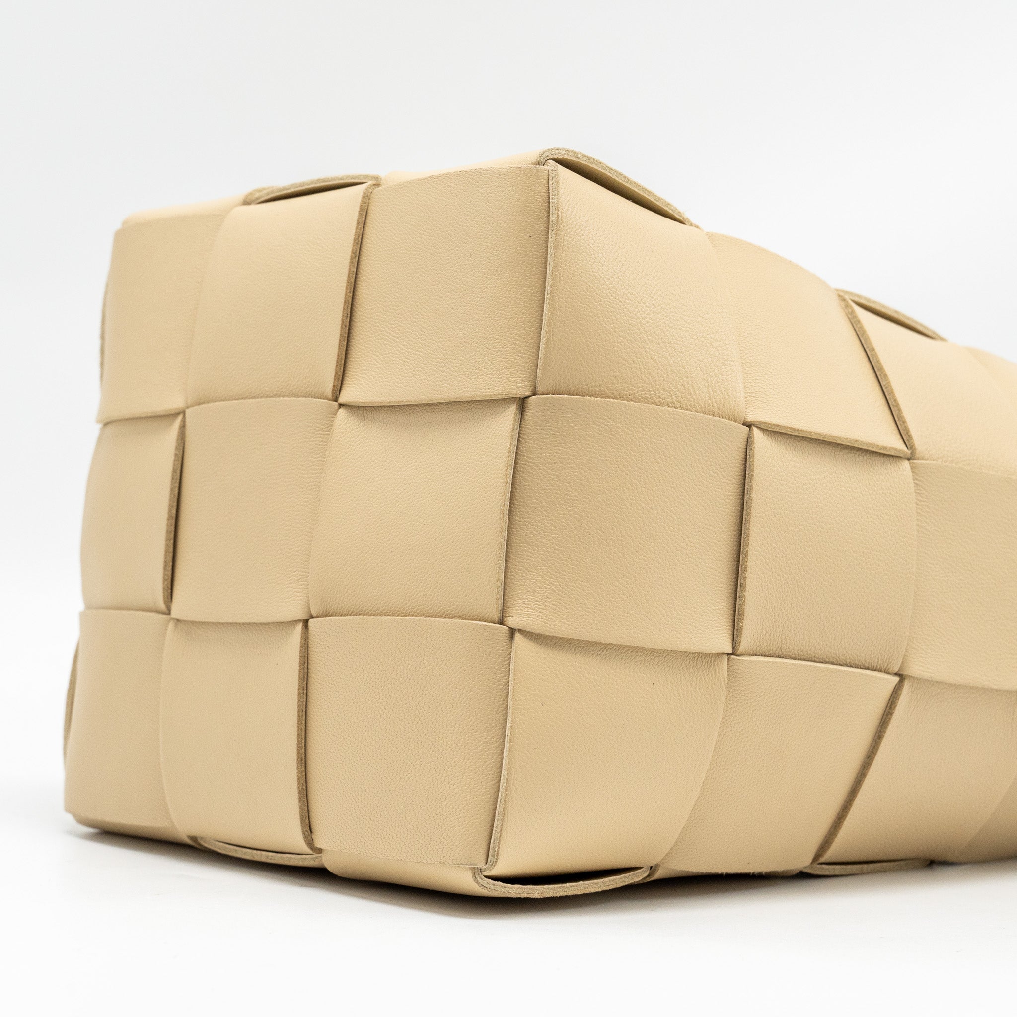 bottega-veneta-small-cassette-bucket-bag-lambskin-beige-copy