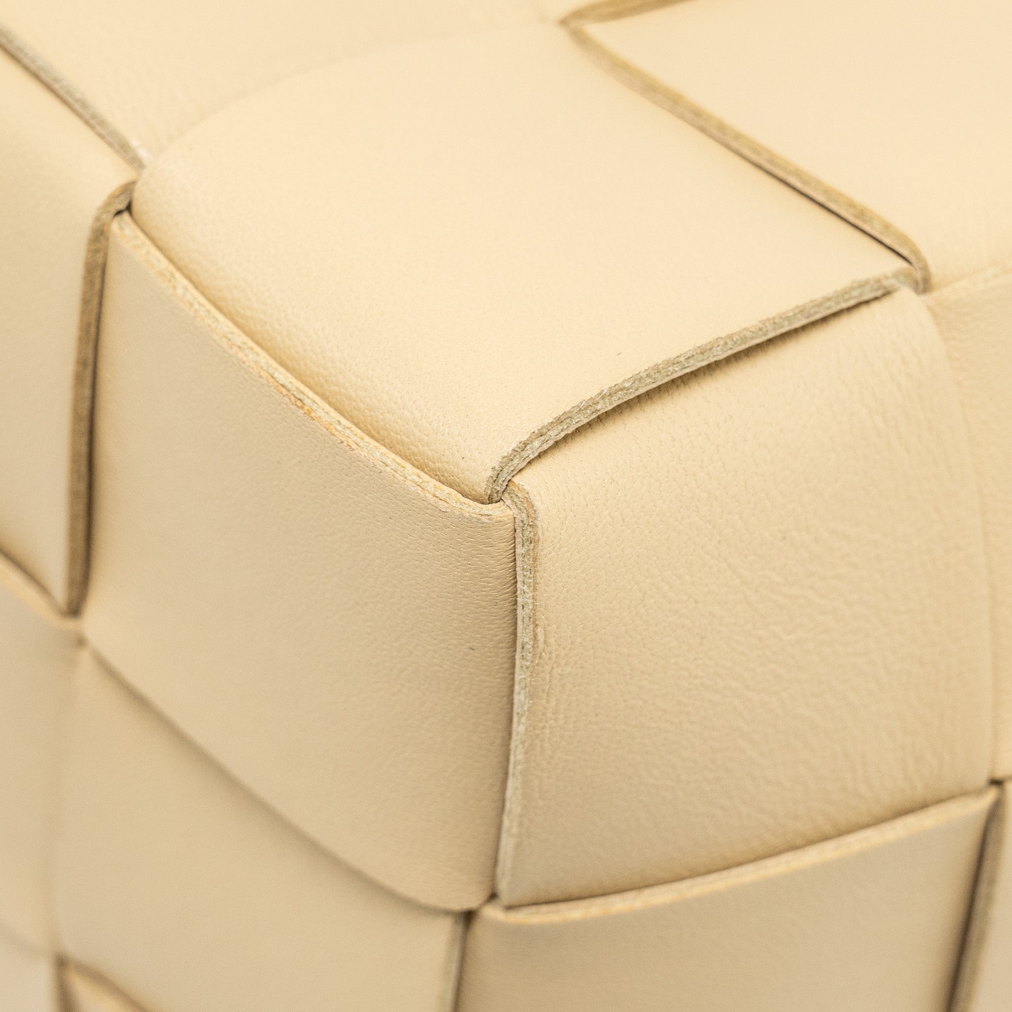 bottega-veneta-small-cassette-bucket-bag-lambskin-beige-copy