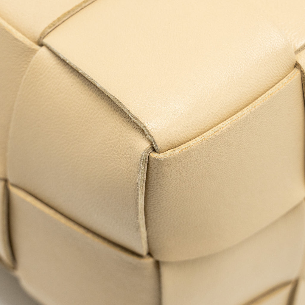 bottega-veneta-small-cassette-bucket-bag-lambskin-beige-copy