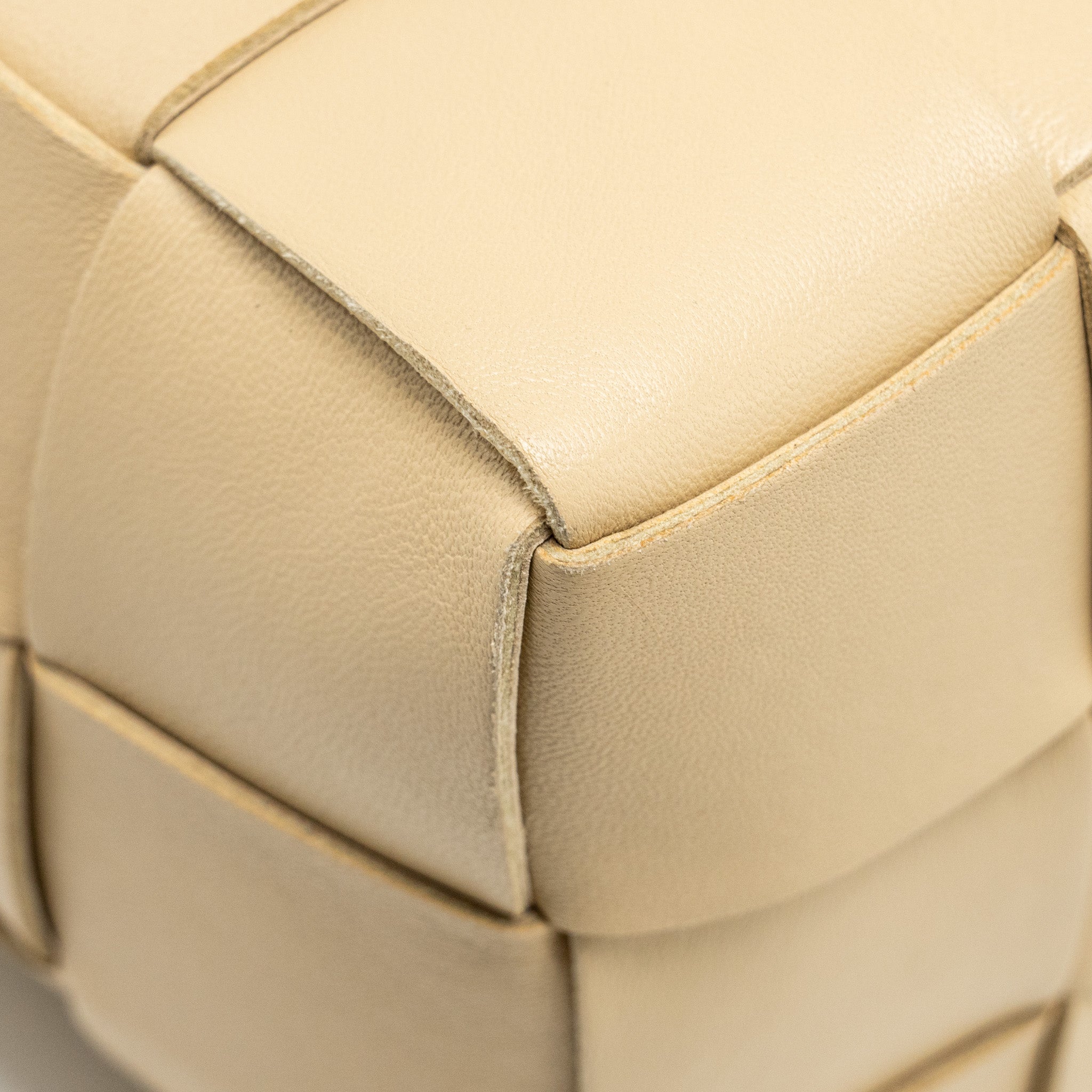 bottega-veneta-small-cassette-bucket-bag-lambskin-beige-copy