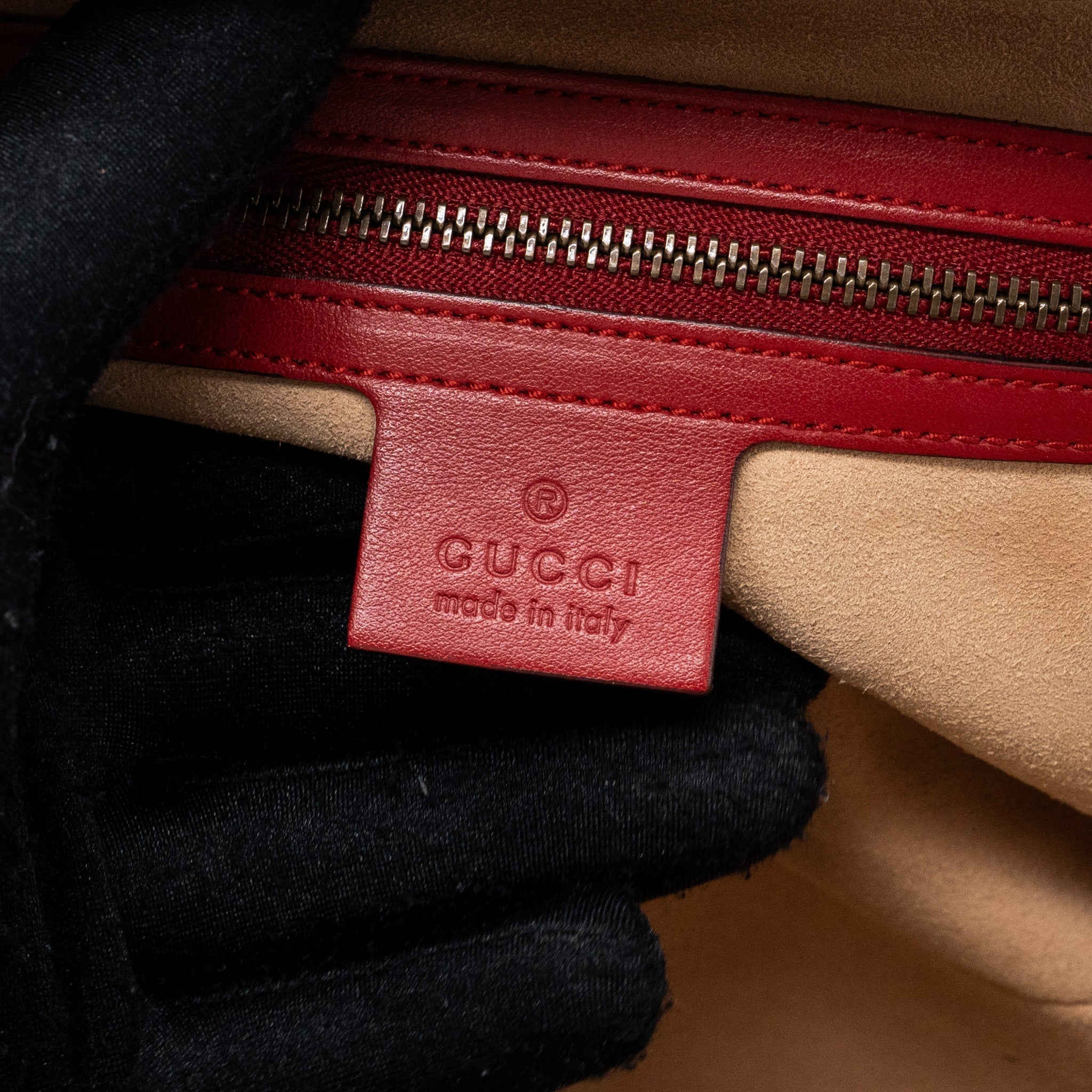 gucci-gg-marmont-matelasse-shoulder-bag-calfskin-red-ghw