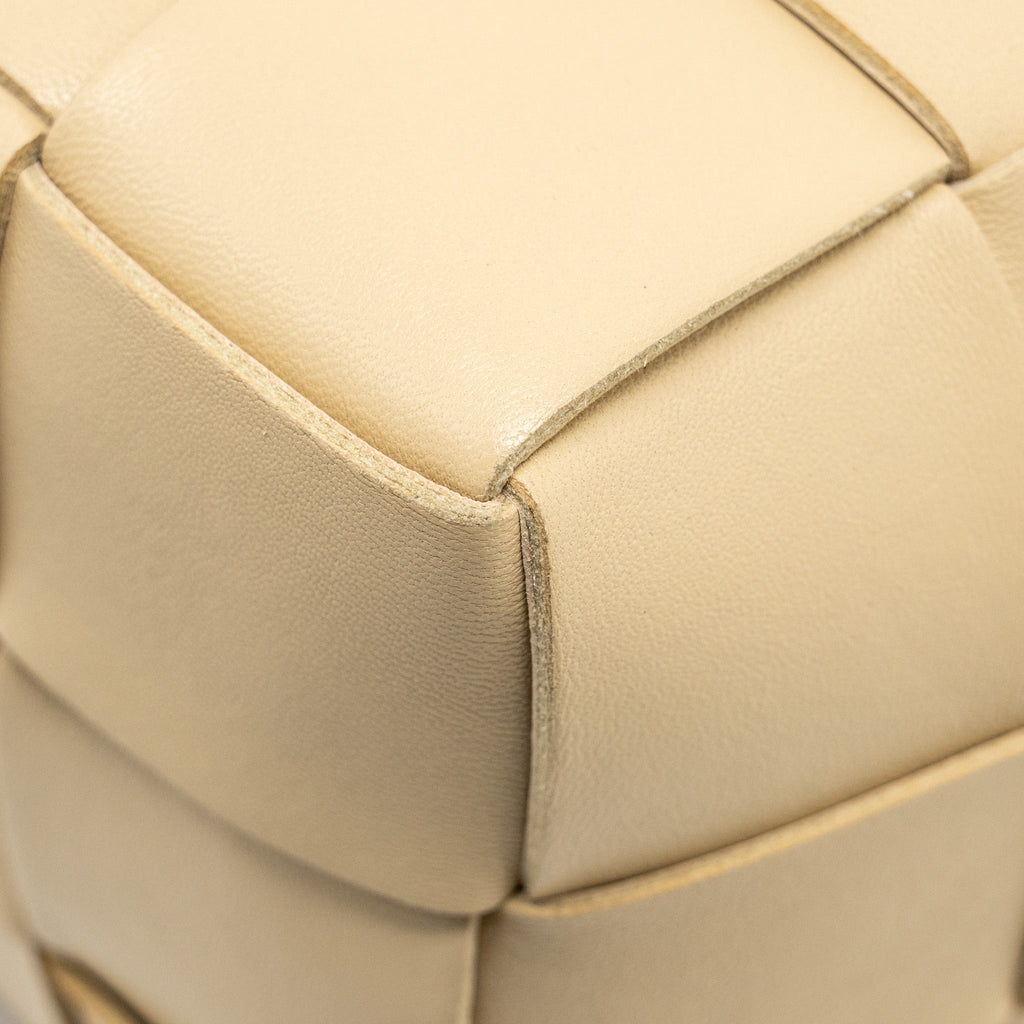 bottega-veneta-small-cassette-bucket-bag-lambskin-beige-copy