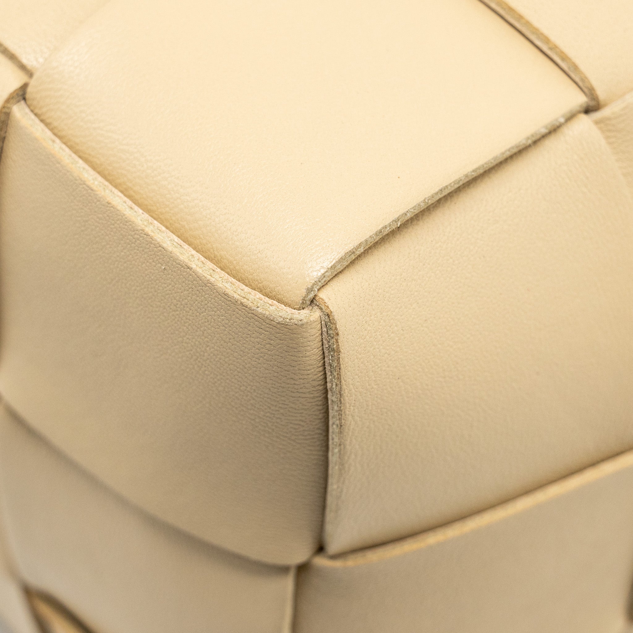 bottega-veneta-small-cassette-bucket-bag-lambskin-beige-copy