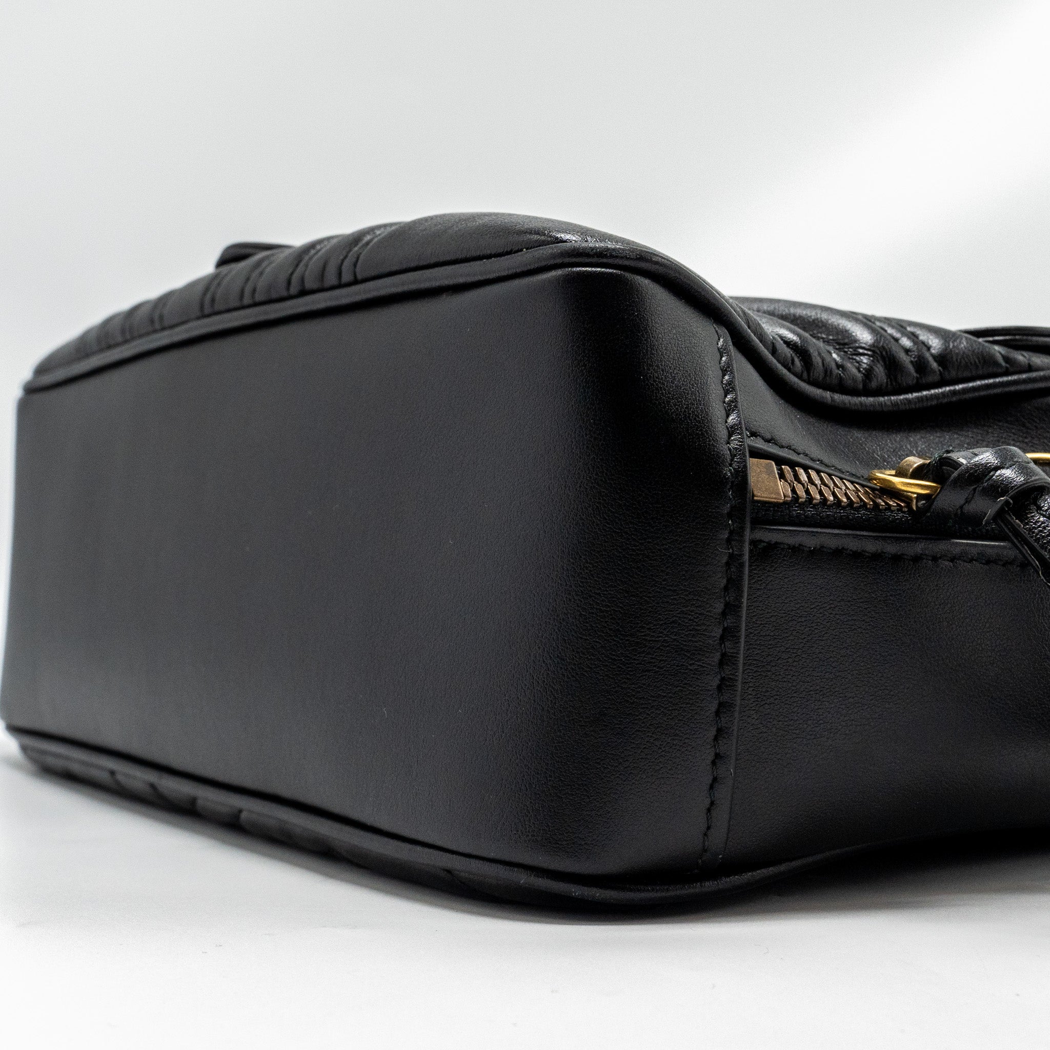 gucci-gg-marmont-zip-around-top-handle-camera-bag-calfskin-black-ghw