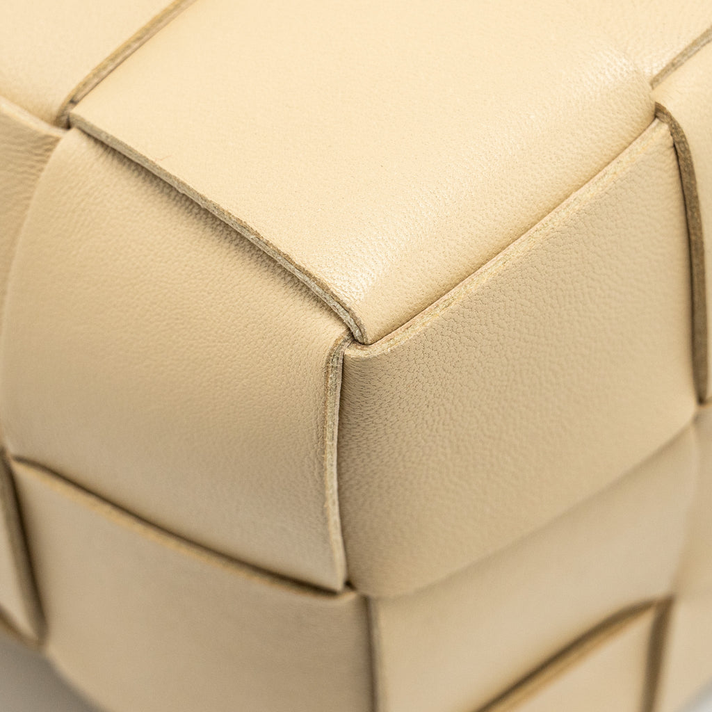 bottega-veneta-small-cassette-bucket-bag-lambskin-beige-copy
