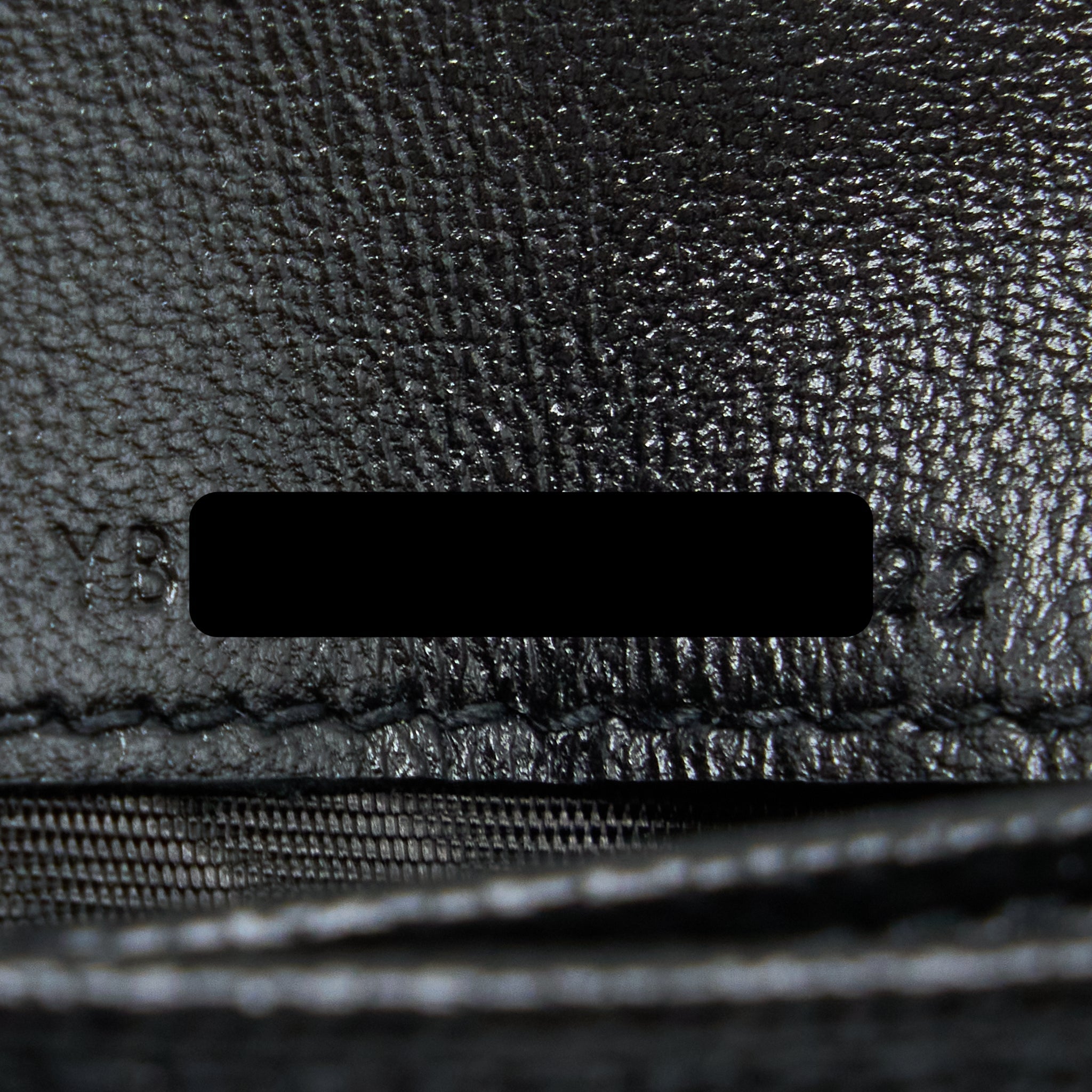 saint-laurent-ysl-pebbled-logo-plaque-cardholder-grained-calfskin-black-ghw