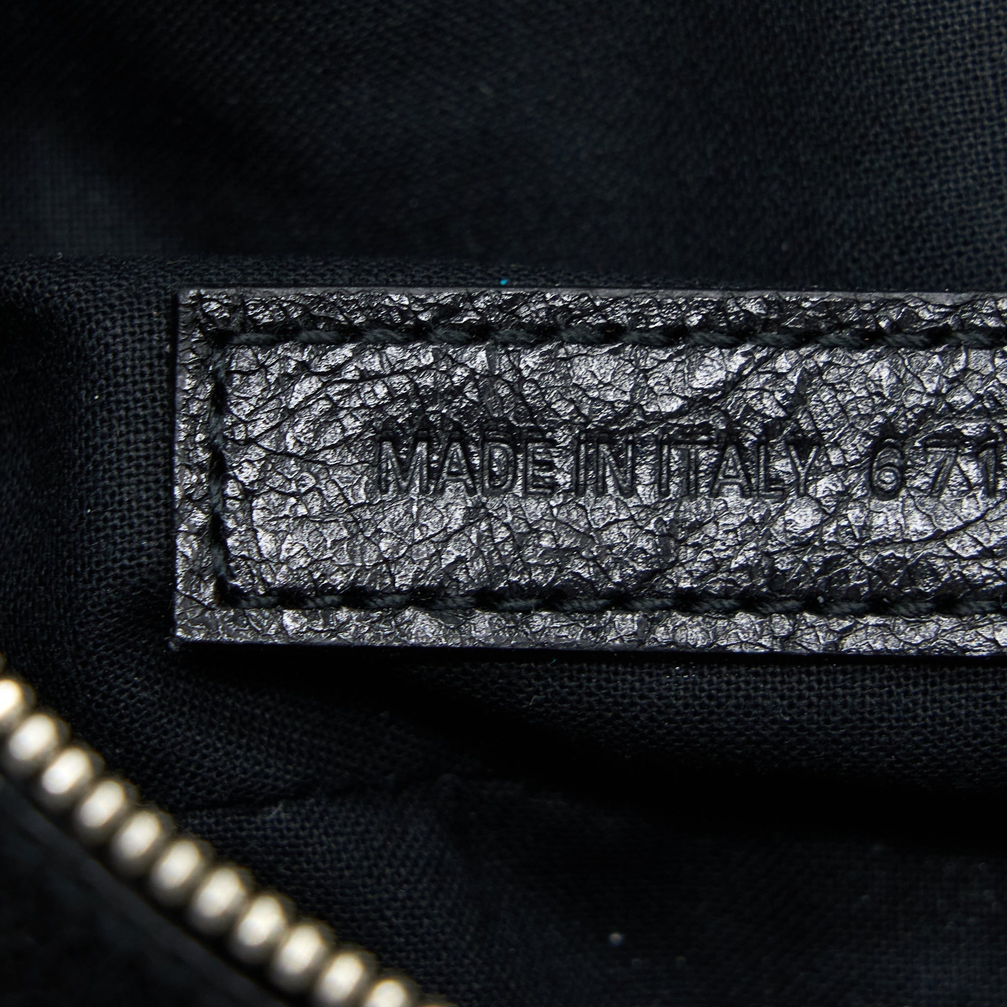 balenciaga-le-cagole-xs-shoulder-bag-arena-lambskin-black-shw