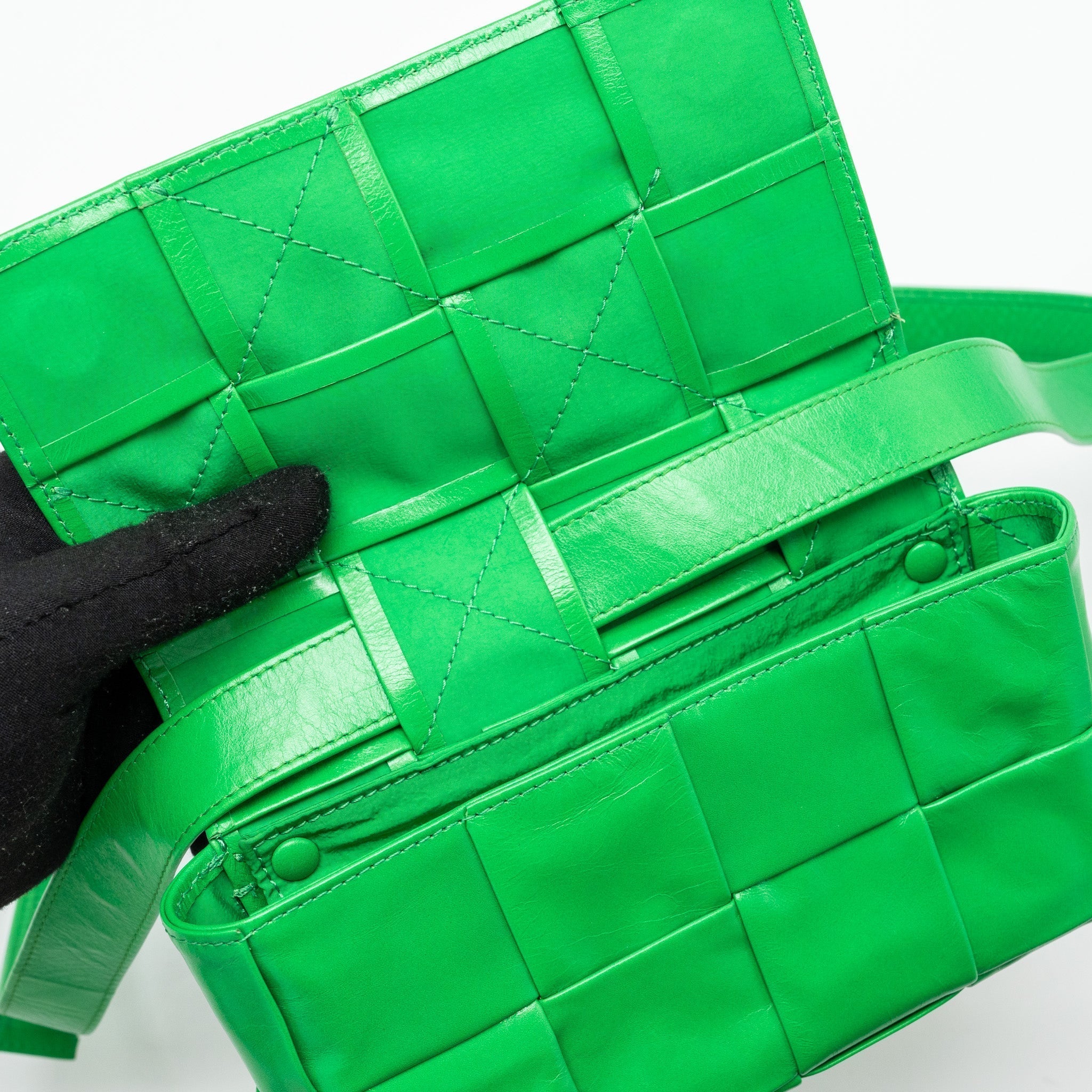 bottega-veneta-cassette-belt-bag-leather-green-shw-copy