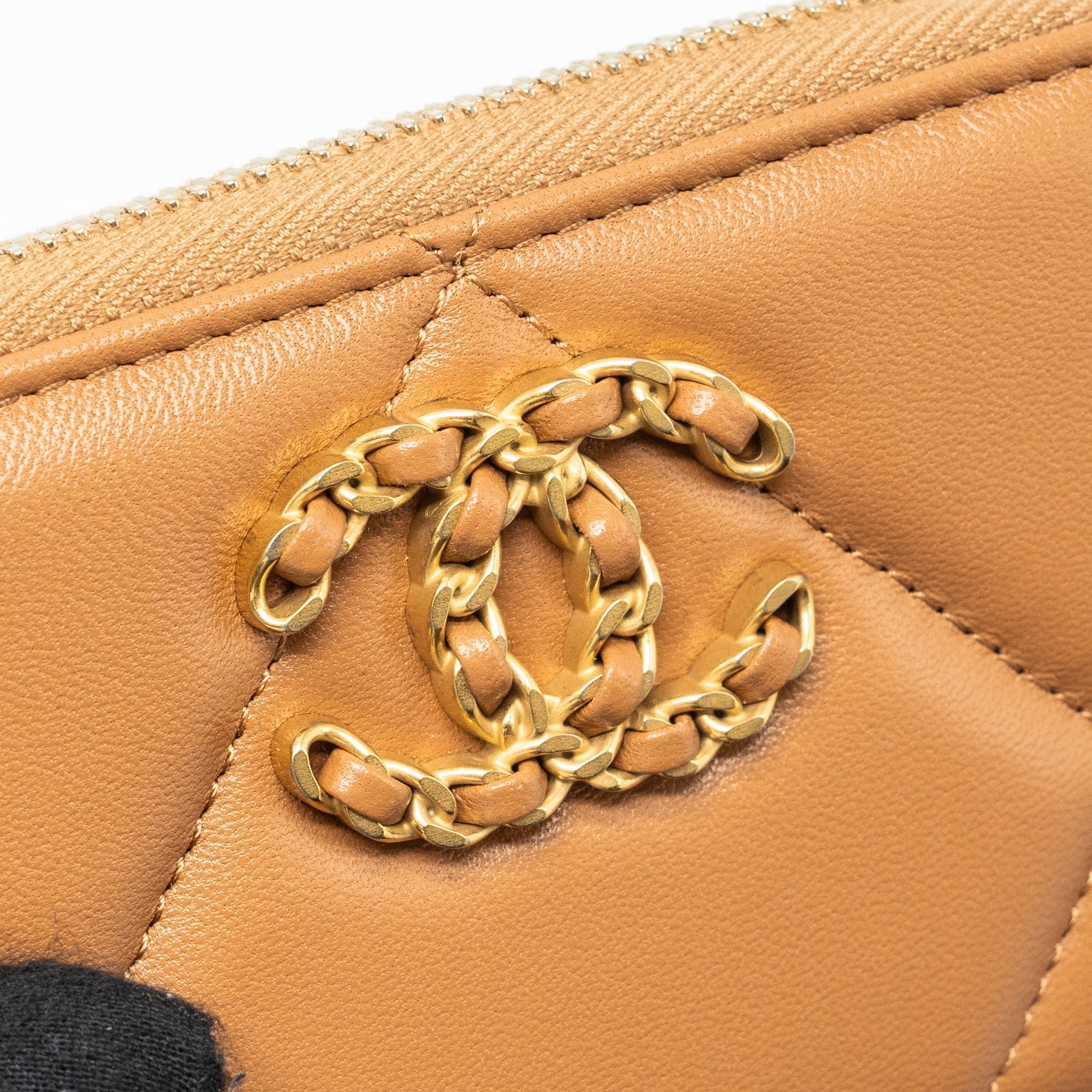 chanel-19-zip-card-holder-lambskin-beige-ghw-microchip