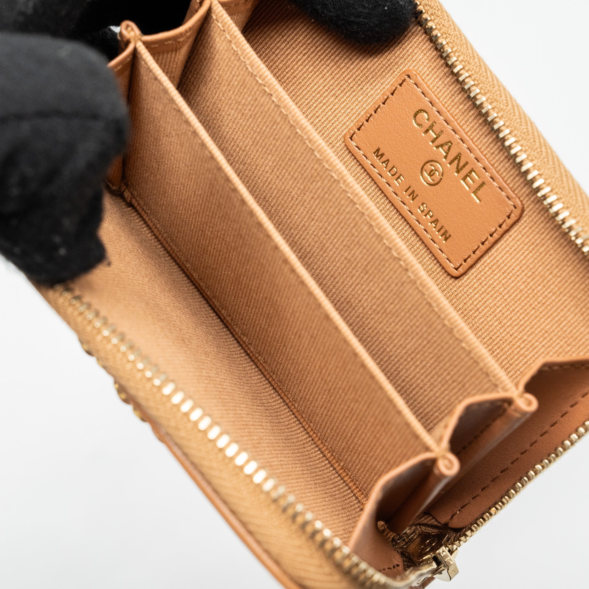 chanel-19-zip-card-holder-lambskin-beige-ghw-microchip