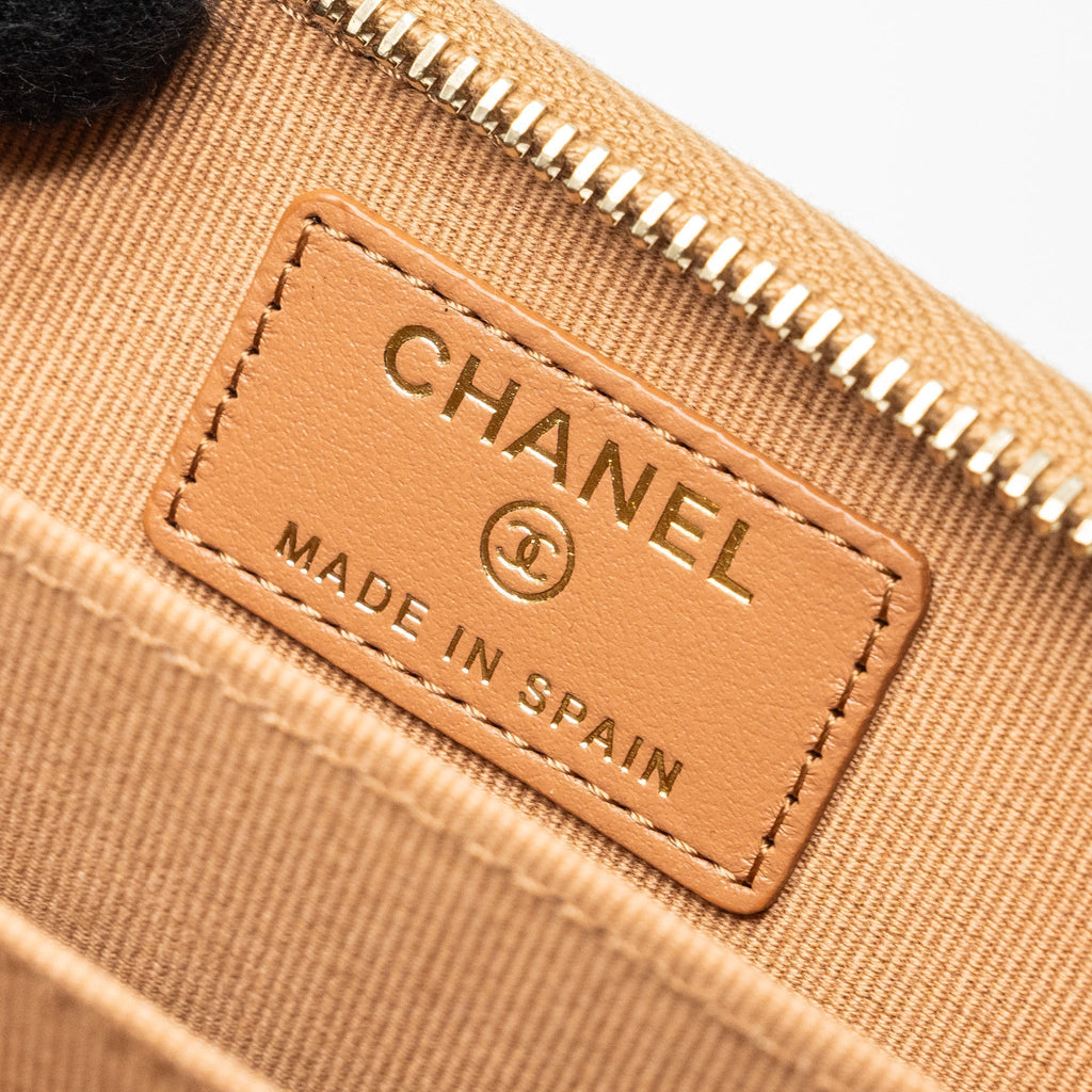 chanel-19-zip-card-holder-lambskin-beige-ghw-microchip