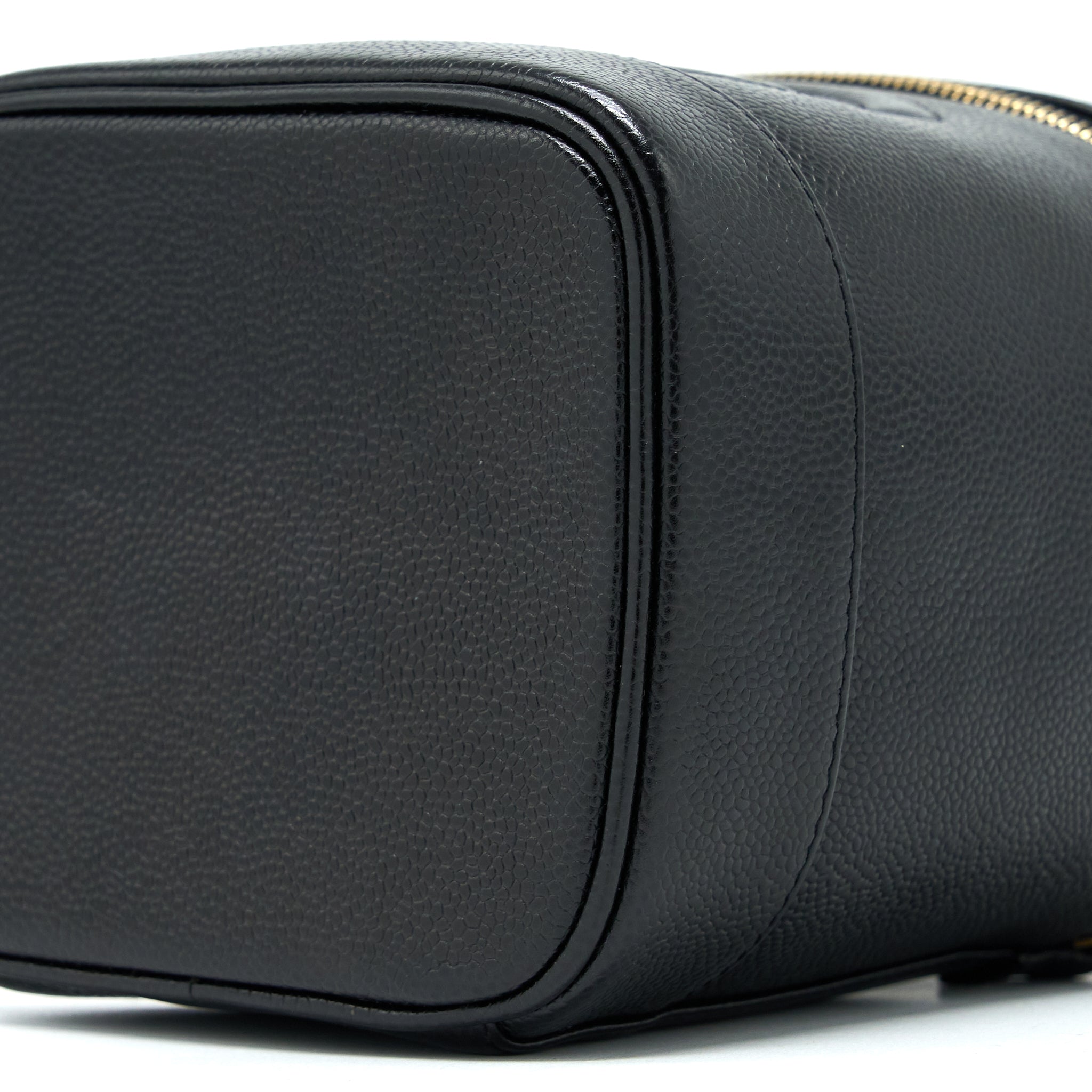 chanel-vintage-vanity-case-with-chain-caviar-black-ghw