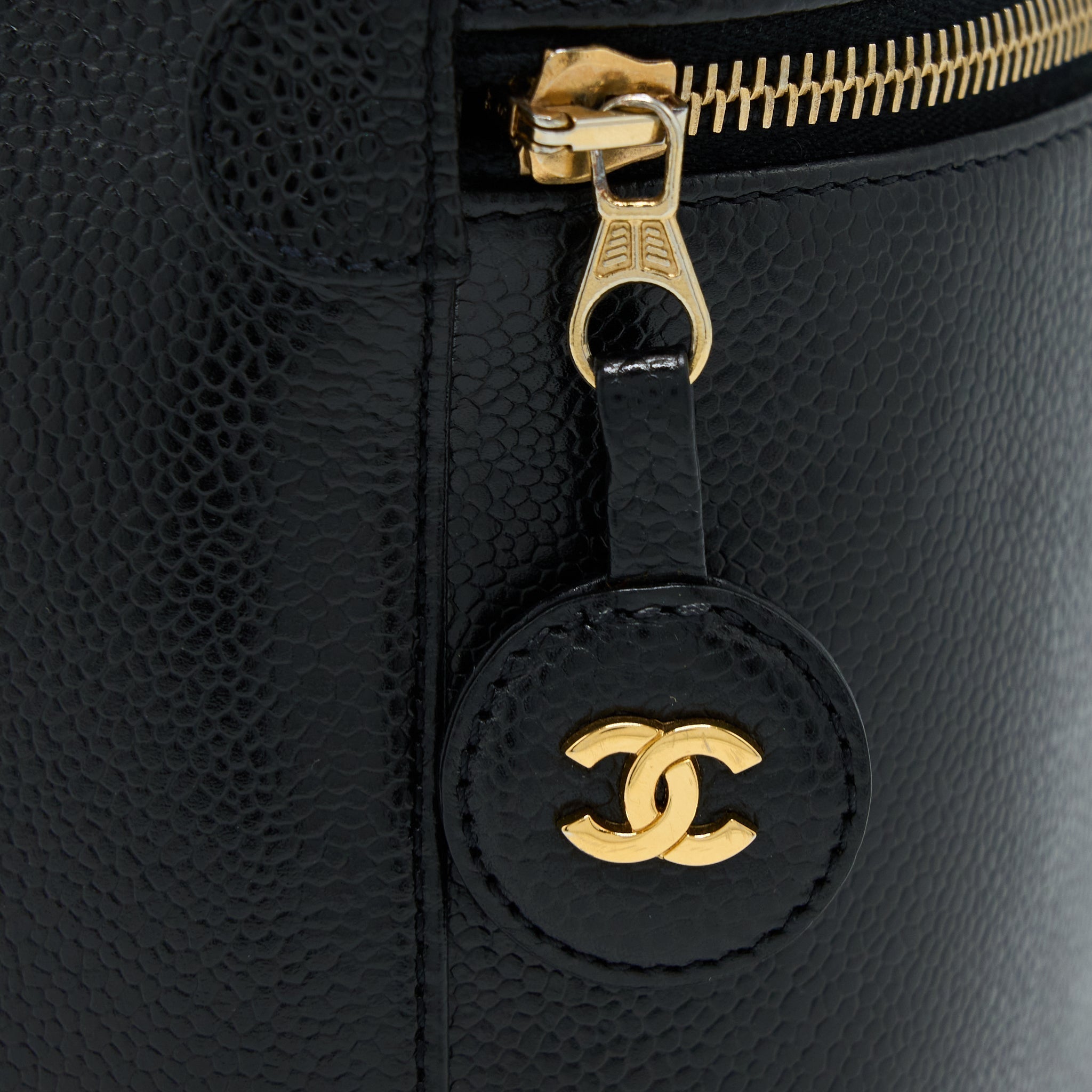 chanel-vintage-vanity-case-with-chain-caviar-black-ghw
