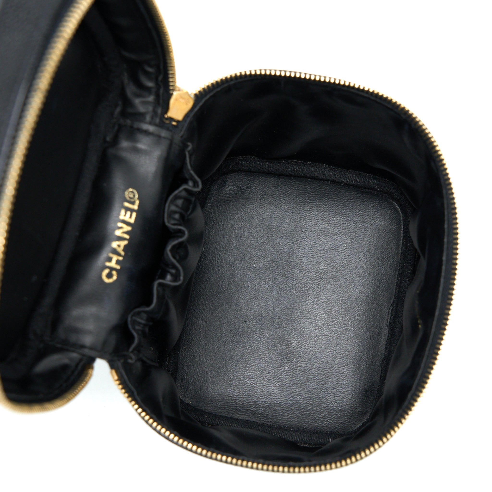 chanel-vintage-vanity-case-with-chain-caviar-black-ghw