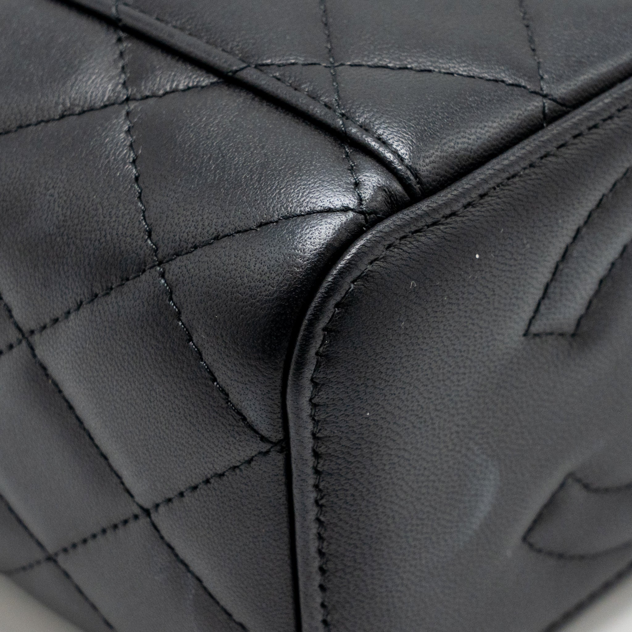 chanel-top-handle-long-vanity-case-with-chain-lambskin-black-lghwmicrochip